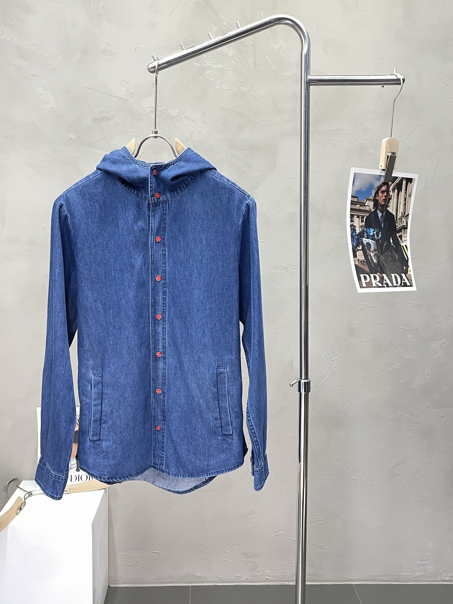 NO:515423,.KITON exclusively offers the latest and fashionable hooded jackets. A jacket with a classic design and great appearance, and the quality is even more unscrupulous. You can buy it directly. You can't get it wrong! Through the detailed pictures, you can feel its powerful aura, and the warm-concentration effect is significant, so you don’t have to worry about the chill at all! It is both fashionable and functional, and the whole style looks more luxurious and elegant! Size M-3XL, Jackets & coats,hats,alexander wang19860909.KITON独家专供最新时尚连帽外套.经典设计感与颜值爆棚的外套,品质更是无法挑剔品控可以直接入手,不容过错的高端臻品！通过细节图片便可感受到它强悍的气场,聚温保暖效果显著,完全不用担心会有一点寒意！时尚与功能性兼备,整款显得更加的奢华大气！ 尺码M-3XL,,jackets & coats,hats,alexander wang,Men's clothing