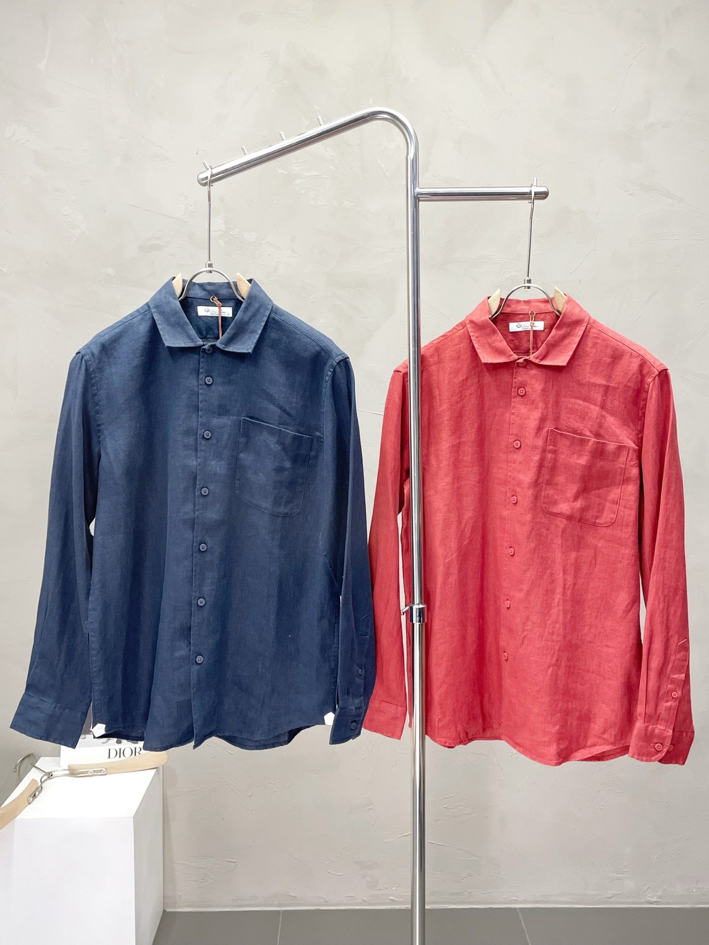 NO:516901,.LP-Loro Piana exclusively offers new fashion casual shirts. Imported linen fabrics are soft and comfortable, comfortable and breathable on the upper body, and a unique design style. Whether worn alone or matched, they are all versatile items, demonstrating the personality of young people. The original hardware accessories are extremely high-end and handsome on the upper body!  Code number M-3XL, loro piana, loro piana, shirts, alexander wang19860909.LP-Loro Piana诺悠翩雅独家专供新品时尚休闲衬衫 进口亚麻面料,柔软舒适,上身舒适透气,独特设计风格,无论是单穿还是搭配,都是百搭单品,彰显了年轻人的个性,原版五金辅料,档次极高,上身帅气十足！码数M-3XL,,loro piana,loro piana,shirts,alexander wang,Men's clothing