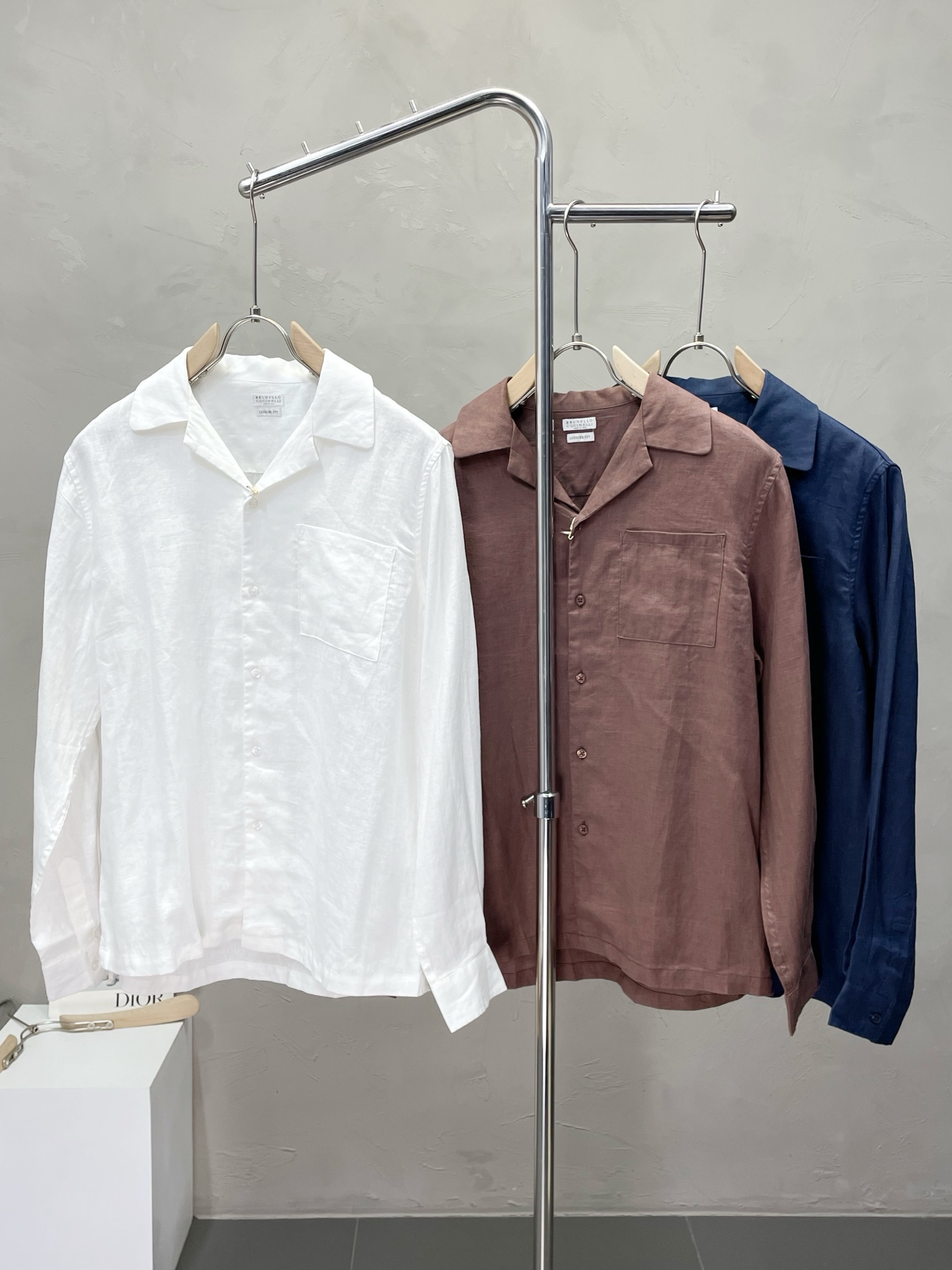 NO:515417,.BC-Brunello Cucineli Brunello Cucineli exclusively offers new fashion casual shirts. Imported linen fabric is soft and comfortable, comfortable and breathable on the upper body, and a unique design style. Whether worn alone or matched, it is a versatile item, demonstrating the personality of young people. The original hardware and accessories are extremely high-end, and the upper body is very handsome!  Code number M-3XL, brunello cucinelli,shirts,alexander wang19860909.BC-Brunello Cucineli 布鲁内洛·库奇内利独家专供新品时尚休闲衬衫 进口亚麻面料,柔软舒适,上身舒适透气,独特设计风格,无论是单穿还是搭配,都是百搭单品,彰显了年轻人的个性,原版五金辅料,档次极高,上身帅气十足！码数M-3XL,,brunello cucinelli,shirts,alexander wang,Men's clothing