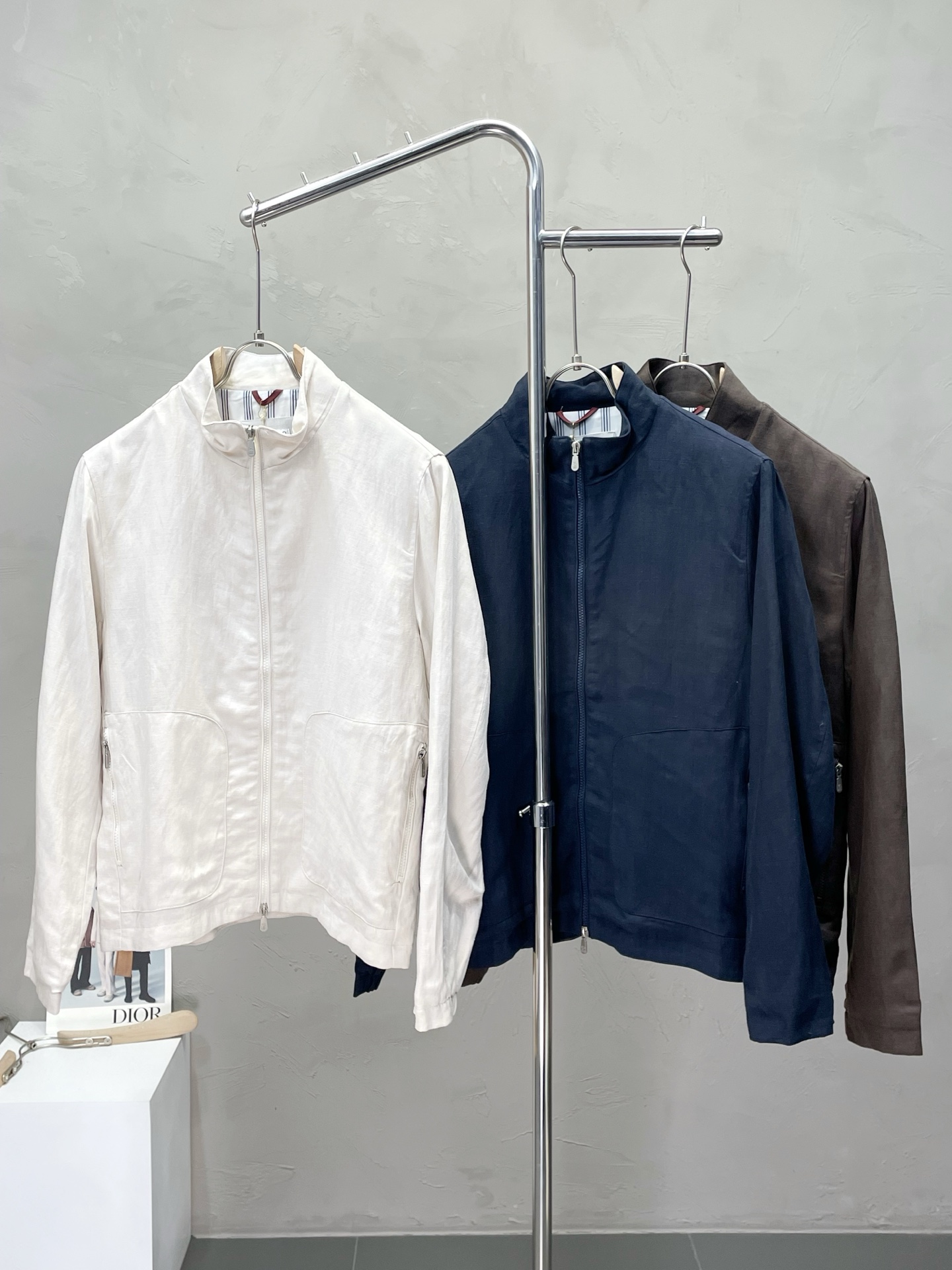 NO:516926,.BC-Brunello Cucineli Brunello Cucineli exclusively offers new fashionable casual jackets. Imported linen fabrics are soft and comfortable, comfortable and breathable on the upper body, and unique design style. Whether worn alone or matched, they are all versatile items, demonstrating the personality of young people. The original hardware accessories are extremely high-end and handsome on the upper body!  Code number M-3XL, brunello cucinelli, jackets & coats, alexander wang19860909.BC-Brunello Cucineli 布鲁内洛·库奇内利独家专供新品时尚休闲外套.进口亚麻面料,柔软舒适,上身舒适透气,独特设计风格,无论是单穿还是搭配,都是百搭单品,彰显了年轻人的个性,原版五金辅料,档次极高,上身帅气十足！码数M-3XL,,brunello cucinelli,jackets & coats,alexander wang,Men's clothing