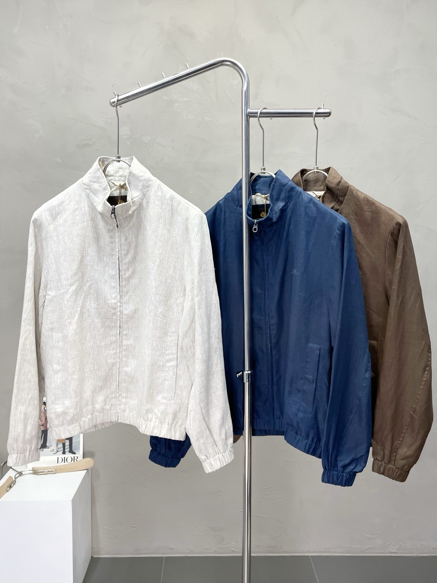 NO:515429,.LP-Loro Piana exclusively offers new fashion casual shirts. Imported linen fabrics are soft and comfortable, comfortable and breathable on the upper body, and a unique design style. Whether worn alone or matched, they are all versatile items, demonstrating the personality of young people. The original hardware accessories are extremely high-end and handsome on the upper body!  Code number M-3XL, loro piana, loro piana, shirts, alexander wang19860909.LP-Loro Piana诺悠翩雅独家专供新品时尚休闲衬衫 进口亚麻面料,柔软舒适,上身舒适透气,独特设计风格,无论是单穿还是搭配,都是百搭单品,彰显了年轻人的个性,原版五金辅料,档次极高,上身帅气十足！码数M-3XL,,loro piana,loro piana,shirts,alexander wang,Men's clothing