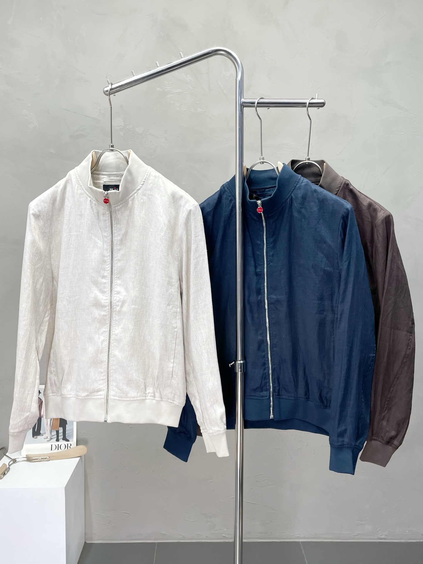 NO:516932,.KITON exclusively offers new fashion casual shirts. Imported linen fabrics are soft and comfortable, comfortable and breathable on the upper body, and a unique design style. Whether worn alone or matched, they are all versatile items, demonstrating the personality of young people. The original hardware and accessories are extremely high-end, and the upper body is very handsome!  Code number M-3XL, Shirts,alexander wang19860909.KITON独家专供新品时尚休闲衬衫 进口亚麻面料,柔软舒适,上身舒适透气,独特设计风格,无论是单穿还是搭配,都是百搭单品,彰显了年轻人的个性,原版五金辅料,档次极高,上身帅气十足！码数M-3XL,,shirts,alexander wang,Men's clothing