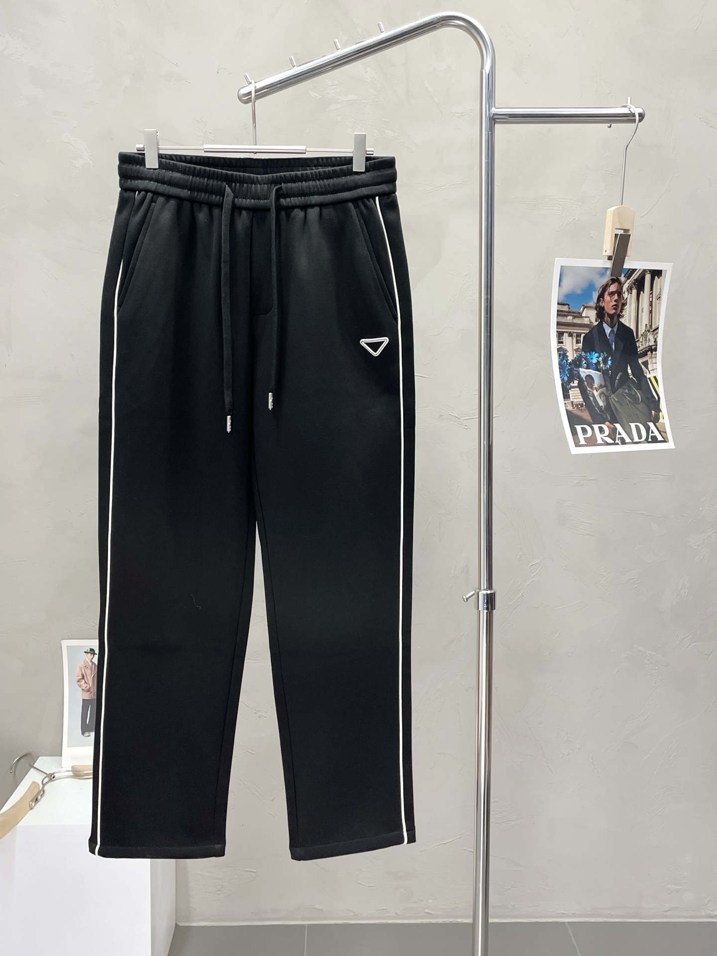 NO:515390,.Prada exclusively available in new casual pants, high-end version!  Customized fabrics for counters are breathable and comfortable, with impeccable details, and the brand element design concept reflects high quality. The feel is delicate and soft!  It is casually cut, with a great upper body style!  Code number M-3XL, prada, prada, alexander wang19860909.Prada普拉达独家专供新款休闲裤 高端版本！专柜定制面料 透气舒适度高,细节无可挑剔,品牌元素设计理念,体现高品质.手感细腻柔软！呈现休闲裁剪,上身版型超赞！码数M-3XL,,prada,prada,alexander wang,Men's clothing