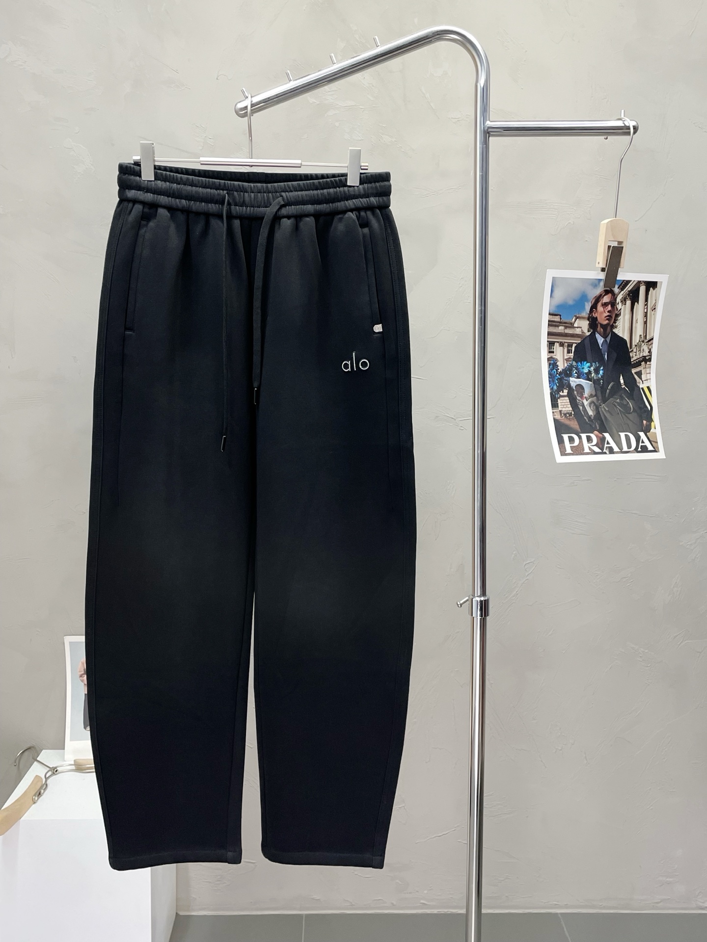 NO:515388,.ALO YOGA exclusively offers new casual pants high-end version!  Customized fabrics for counters are breathable and comfortable, with impeccable details, and the brand element design concept reflects high quality. The feel is delicate and soft!  It is casually cut, with a great upper body style!  Code number M-3XL, alexander wang19860909.ALO YOGA独家专供新款休闲裤 高端版本！专柜定制面料 透气舒适度高,细节无可挑剔,品牌元素设计理念,体现高品质.手感细腻柔软！呈现休闲裁剪,上身版型超赞！码数M-3XL,,alexander wang,Men's clothing