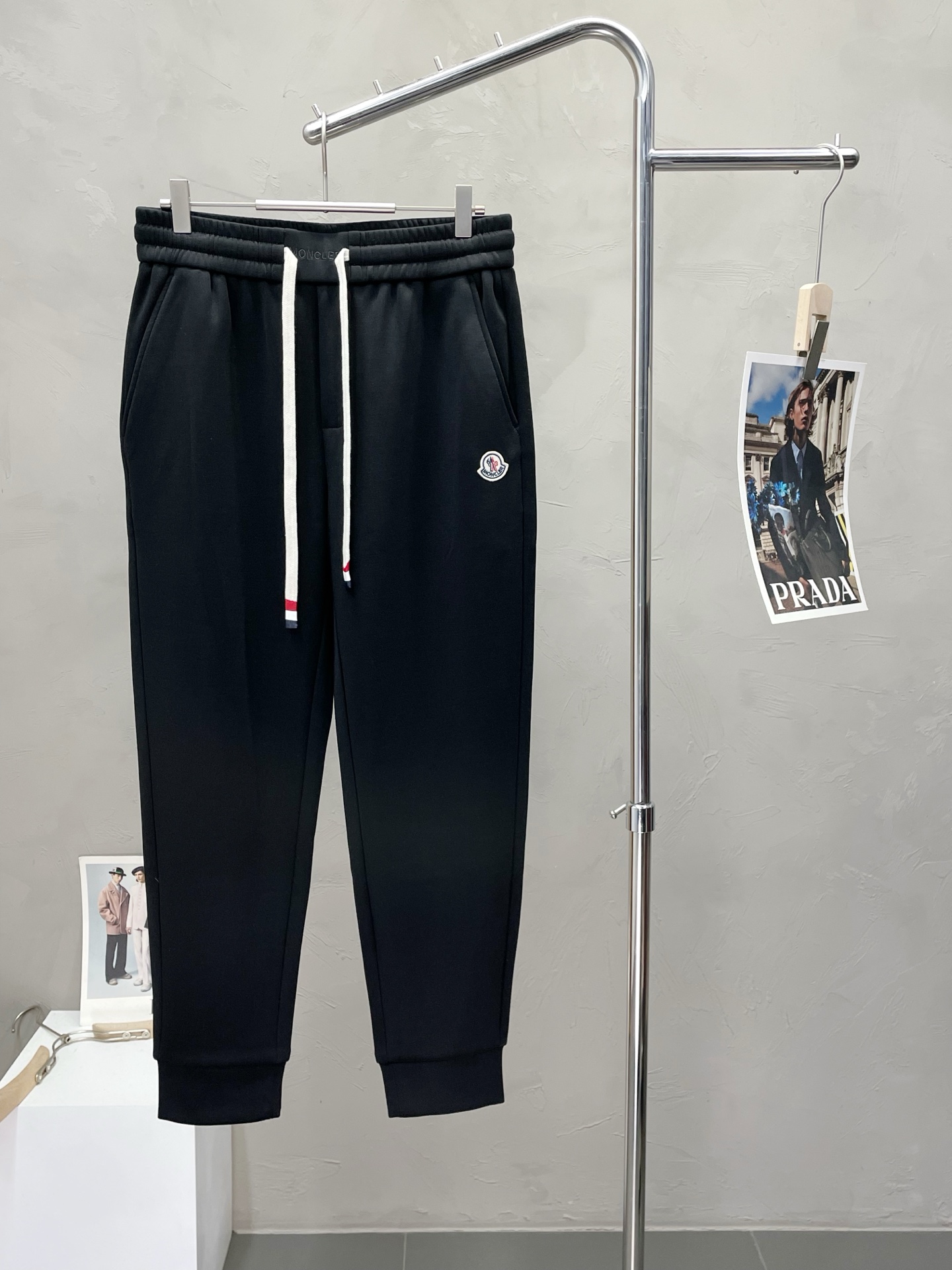 NO:515384,.Moncler mask exclusively offers new casual pants high-end version!  Customized fabrics for counters are breathable and comfortable, with impeccable details, and the brand element design concept reflects high quality. The feel is delicate and soft!  It is casually cut, with a great upper body style!  Code number M-3XL, Moncler, alexander wang19860909.Moncler蒙口独家专供新款休闲裤 高端版本！专柜定制面料 透气舒适度高,细节无可挑剔,品牌元素设计理念,体现高品质.手感细腻柔软！呈现休闲裁剪,上身版型超赞！码数M-3XL,,Moncler,alexander wang,Men's clothing