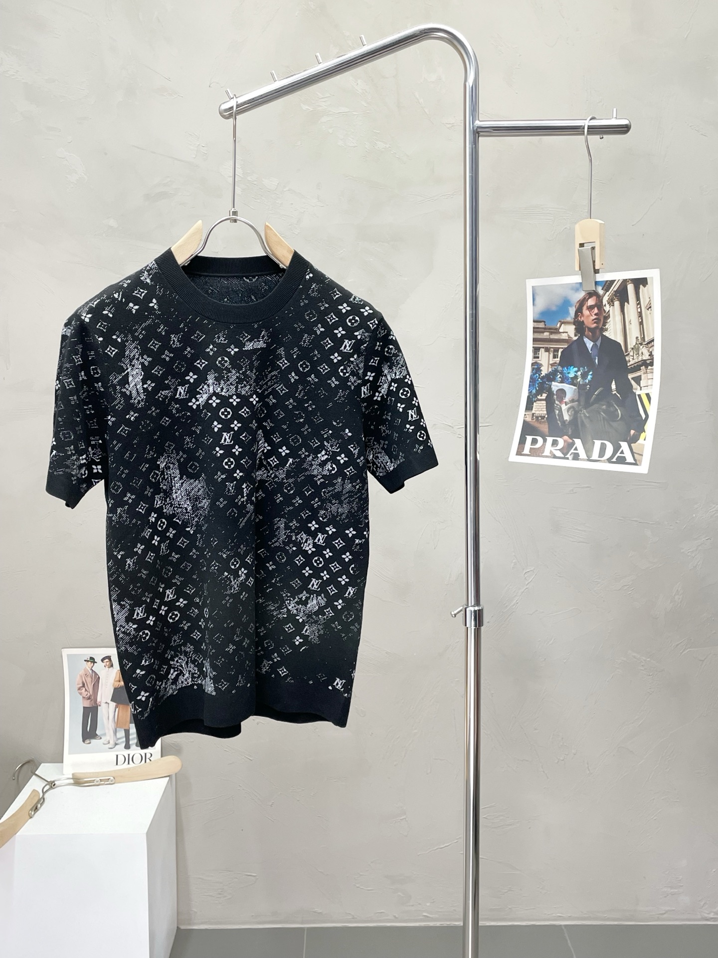 NO:515394,.Louis Vuitton exclusively offers new original single men's casual knitted short sleeves, high-end customization, high-end version, fashionable and versatile imported fabric, super soft and delicate, skin-friendly and comfortable to wear, high-end boutique, OEM factory fine-made top body, very good men's essential items, three standards, complete code number M-3XL,,louis vuitton,louis vuitton,T-shirt,alexander wang19860909.Louis Vuitton路易威登独家专供新款原单男士休闲针织短袖 高端定制 高版本 时尚百搭爆款进口面料 手感超柔软细腻 穿着亲肤舒适 高端精品 代工厂精细做上身非常赞 男士必备单品 三标齐全 码数M-3XL,,louis vuitton,louis vuitton,T-shirt,alexander wang,Men's clothing