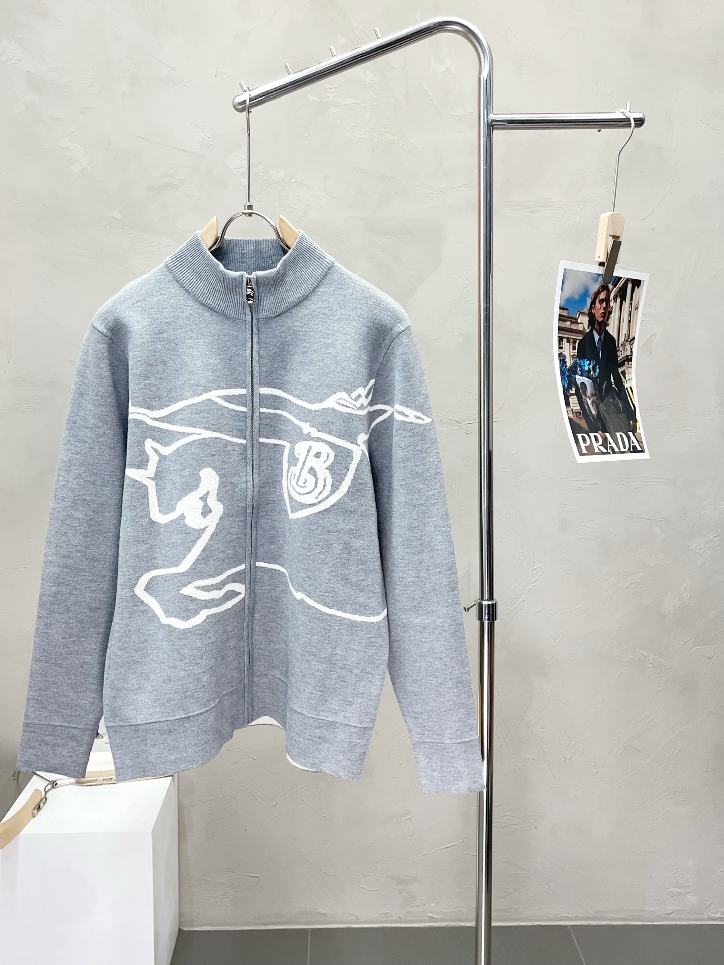 NO:515420,.Burberry exclusively offers the latest autumn and winter knitted jackets. Classic design and design with great appearance. The quality is even more unscrupulous. You can buy it directly. You can't get it wrong! Through detailed pictures, you can feel its powerful aura. The imported fabric has a significant effect in keeping warm, so you don’t have to worry about a little chill! It is both fashionable and functional, and the whole style looks more luxurious and elegant! Size M-3XL, burberry, burberry, jackets & coats, alexander wang19860909.Burberry巴宝莉独家专供最新秋冬针织外套 经典设计与颜值爆棚的设计 品质更是无法挑剔品控可以直接入手,不容过错的高端臻品！通过细节图片便可感受到它强悍的气场,进口面料 聚温保暖效果显著,完全不用担心会有一点寒意！时尚与功能性兼备,整款显得更加的奢华大气！ 尺码M-3XL,,burberry,burberry,jackets & coats,alexander wang,Men's clothing