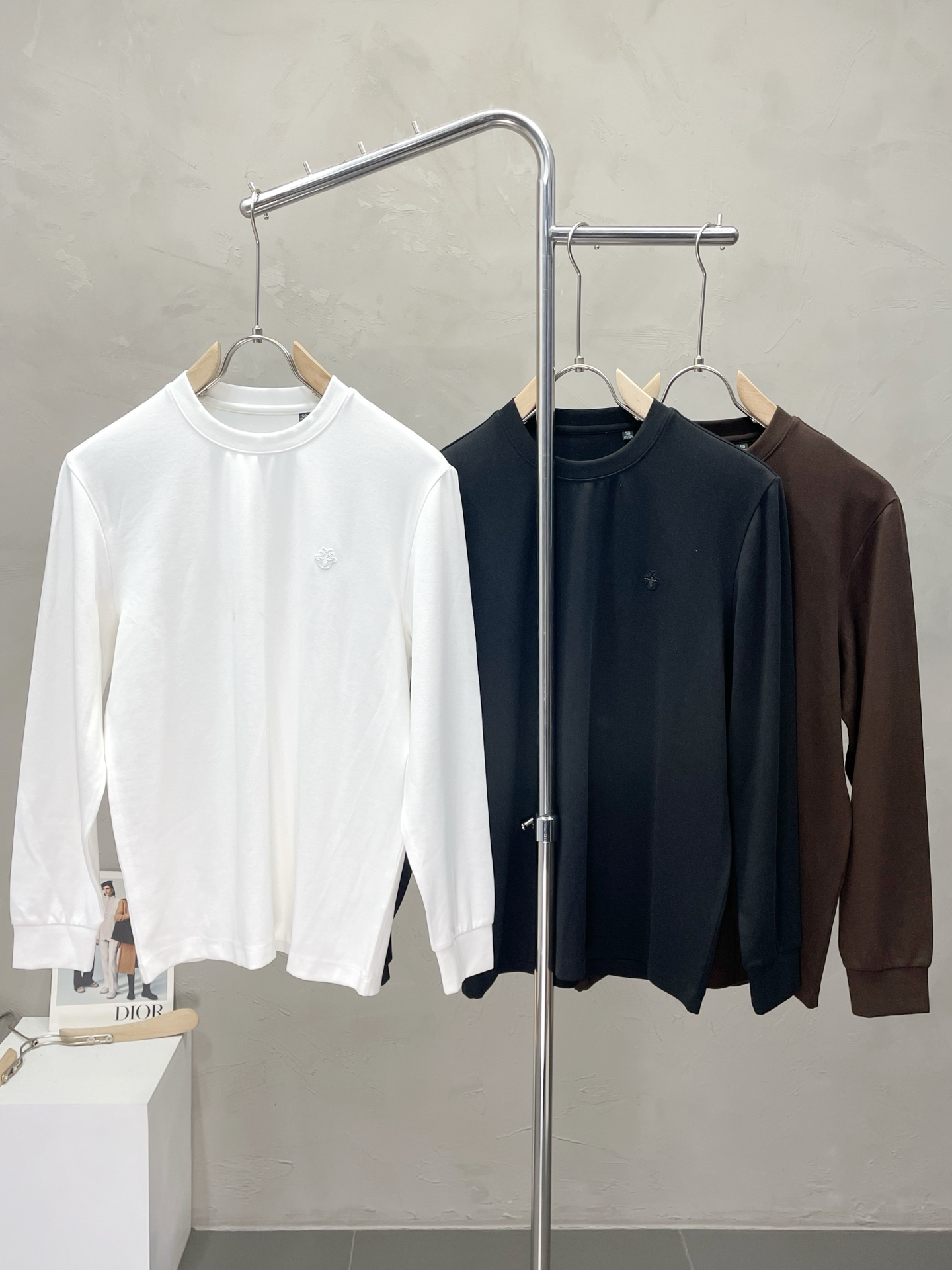 NO:519154,.Dior exclusively offers new original single men's casual long-sleeved base shirt, high-end customization, high-version, fashionable and versatile imported fabric, super soft and delicate, skin-friendly and comfortable to wear, high-end boutique, OEM, fine-made top body, very good, men's essential items, three standards, code M-3XL,,dior,dior,alexander wang19860909.Dior迪奥独家专供新款原单男士休闲长袖 打底衫 高端定制 高版本 时尚百搭爆款进口面料 手感超柔软细腻 穿着亲肤舒适 高端精品 代工厂精细做上身非常赞 男士必备单品 三标齐全 码数M-3XL,,dior,dior,alexander wang,Men's clothing