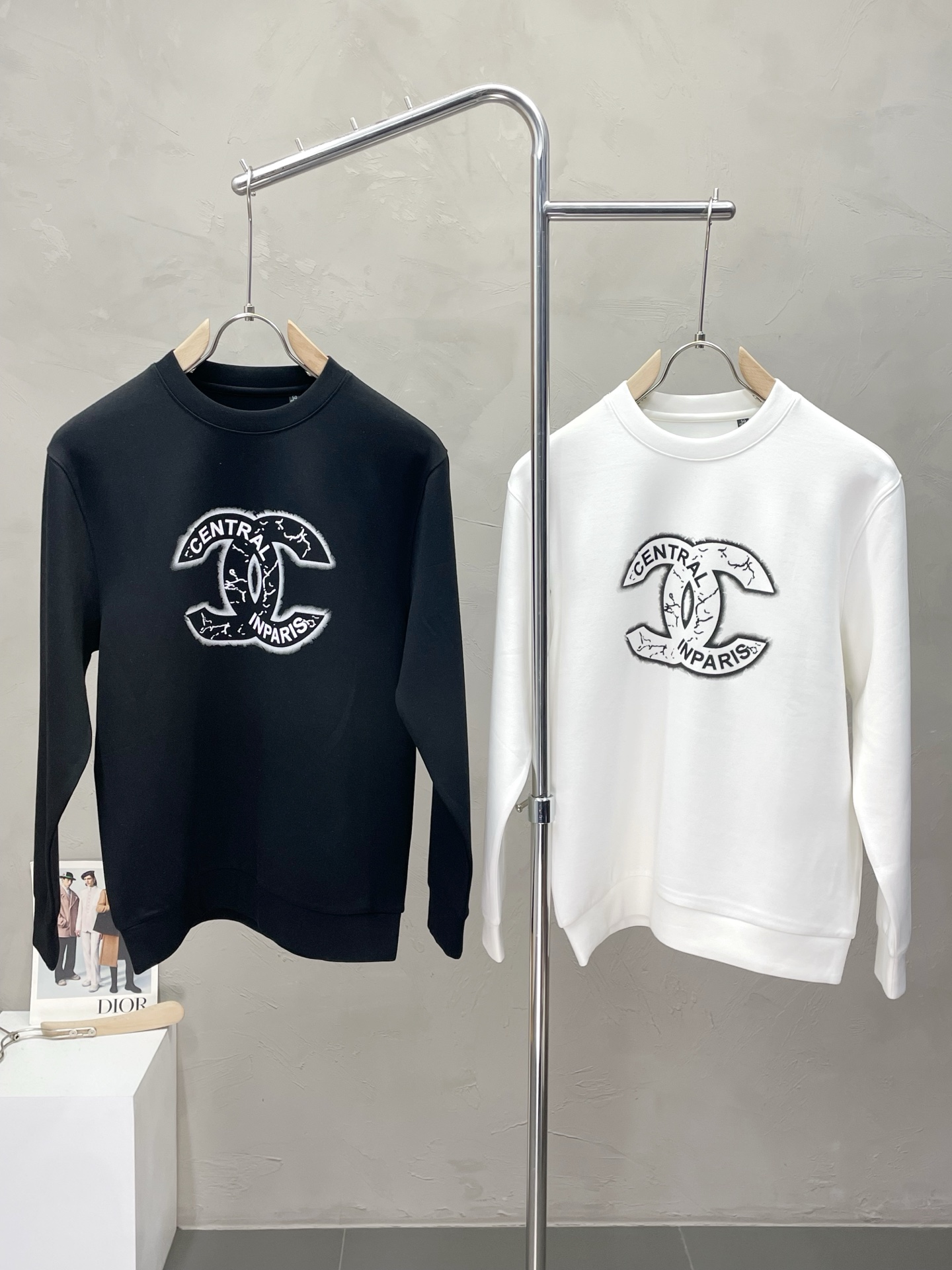 NO:519160,.Chanel Chanel exclusively offers new original single men's casual sweatshirts. High-end customization, high-end version, fashionable and versatile imported fabric, super soft and delicate, skin-friendly and comfortable to wear, high-end boutique, OEM, fine production, very good for the upper body, men's essential items, complete three standards, code number M-3XL,,chanel,chanel,hoodie, sweatshirts, alexander wang19860909.Chanel香奈儿独家专供新款原单男士休闲卫衣.高端定制 高版本 时尚百搭爆款进口面料 手感超柔软细腻 穿着亲肤舒适 高端精品 代工厂精细做上身非常赞 男士必备单品 三标齐全 码数M-3XL,,chanel,chanel,hoodie,sweatshirts,alexander wang,Men's clothing