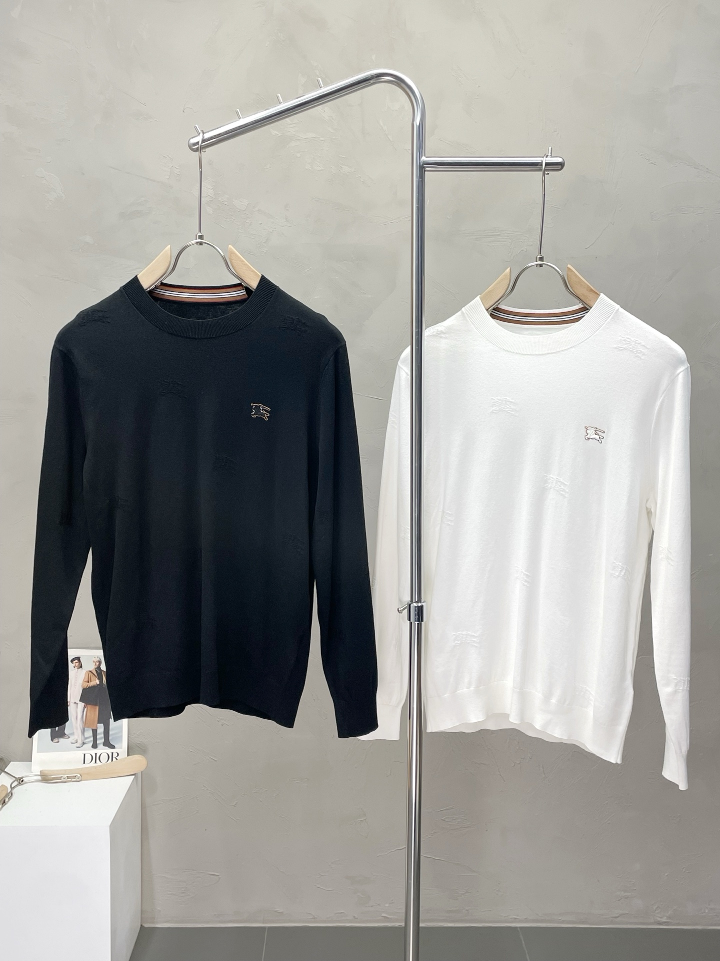 NO:519149,.Burberry Burberry exclusively supplies new original single men's casual sweater, base shirt, high-end customization, high-version, fashionable and versatile imported fabric, super soft and delicate, skin-friendly and comfortable to wear, high-end boutique, OEM, fine production, very good for the upper body, men's essential items, three standards, M-3XL,,burberry,burberry,alexander wang19860909.Burberry巴宝莉独家专供新款原单男士休闲针织衫 打底衫 高端定制 高版本 时尚百搭爆款进口面料 手感超柔软细腻 穿着亲肤舒适 高端精品 代工厂精细做上身非常赞 男士必备单品 三标齐全 码数M-3XL,,burberry,burberry,alexander wang,Men's clothing