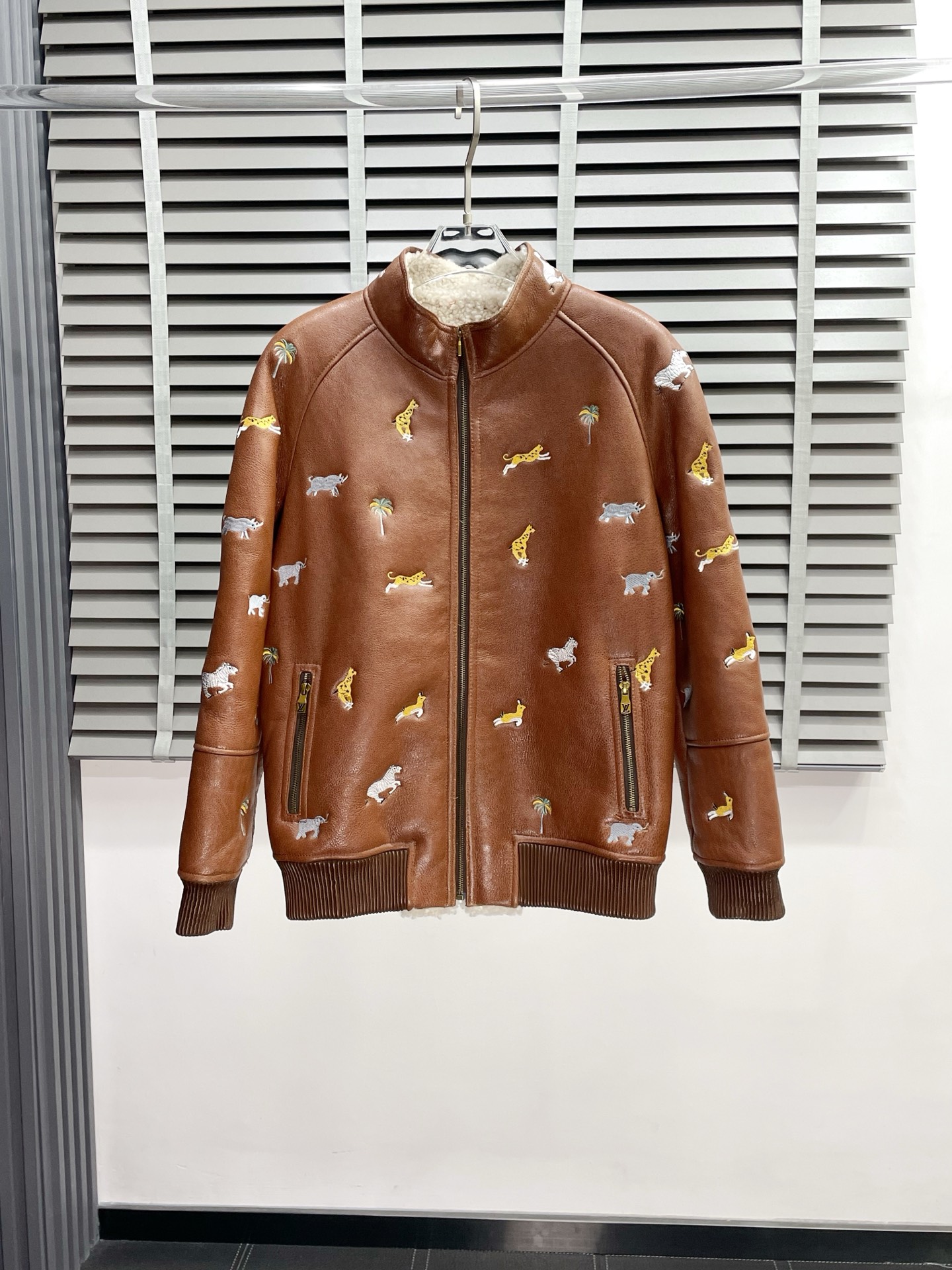 NO:516955,.Leather Jacket - Louis Vuitton exclusively offers the latest autumn and winter leather jackets. Classic embroidery pattern design and beautiful leather jackets. Imported leather imported fabrics. The inner fleece is warm and warm. The quality is even more unscrupulous. You can buy it directly. You can't get it wrong! Through the detailed pictures, you can feel its powerful aura, and the warm-concentration effect is significant, so you don’t have to worry about the chill at all! It is both fashionable and functional, and the whole style looks more luxurious and elegant! Size M-3XL, louis vuitton,louis vuitton,jackets & coats,jackets & coats,leather jacket,alexander wang19860909.皮衣- Louis Vuitton路易威登独家专供最新秋冬皮夹克外套 经典刺绣图案设计与颜值爆棚的皮衣 进口皮进口面料 内里摇粒绒保暖兼备 品质更是无法挑剔品控可以直接入手,不容过错的高端臻品！通过细节图片便可感受到它强悍的气场,聚温保暖效果显著,完全不用担心会有一点寒意！时尚与功能性兼备,整款显得更加的奢华大气！ 尺码M-3XL,,louis vuitton,louis vuitton,jackets & coats,jackets & coats,leather jacket,alexander wang,Men's clothing