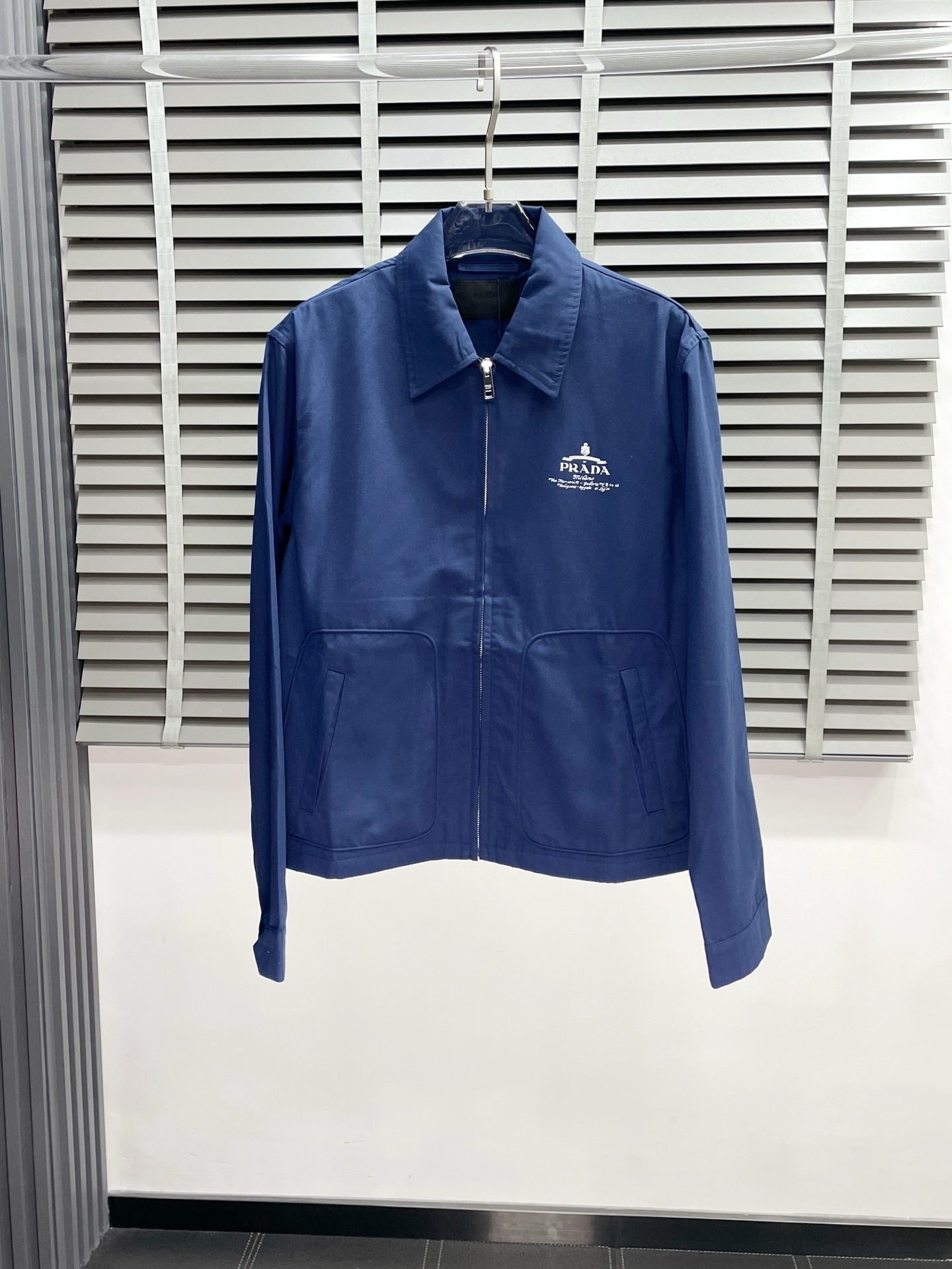 NO:516952,.Prada exclusively offers the latest fashionable jackets. A jacket with a classic design and great appearance. It is even more difficult to pick and control. You can buy it directly. It is a high-end quality product that cannot be missed! Through the detailed pictures, you can feel its powerful aura, and the warm-concentration effect is significant, so you don’t have to worry about the chill at all! It is both fashionable and functional, and the whole style looks more luxurious and elegant! Size S-XL, prada, prada, jackets & coats, alexander wang19860909.Prada普拉达独家专供最新时尚外套 经典设计感与颜值爆棚的外套,品质更是无法挑剔品控可以直接入手,不容过错的高端臻品！通过细节图片便可感受到它强悍的气场,聚温保暖效果显著,完全不用担心会有一点寒意！时尚与功能性兼备,整款显得更加的奢华大气！ 尺码S-XL,,prada,prada,jackets & coats,alexander wang,Men's clothing