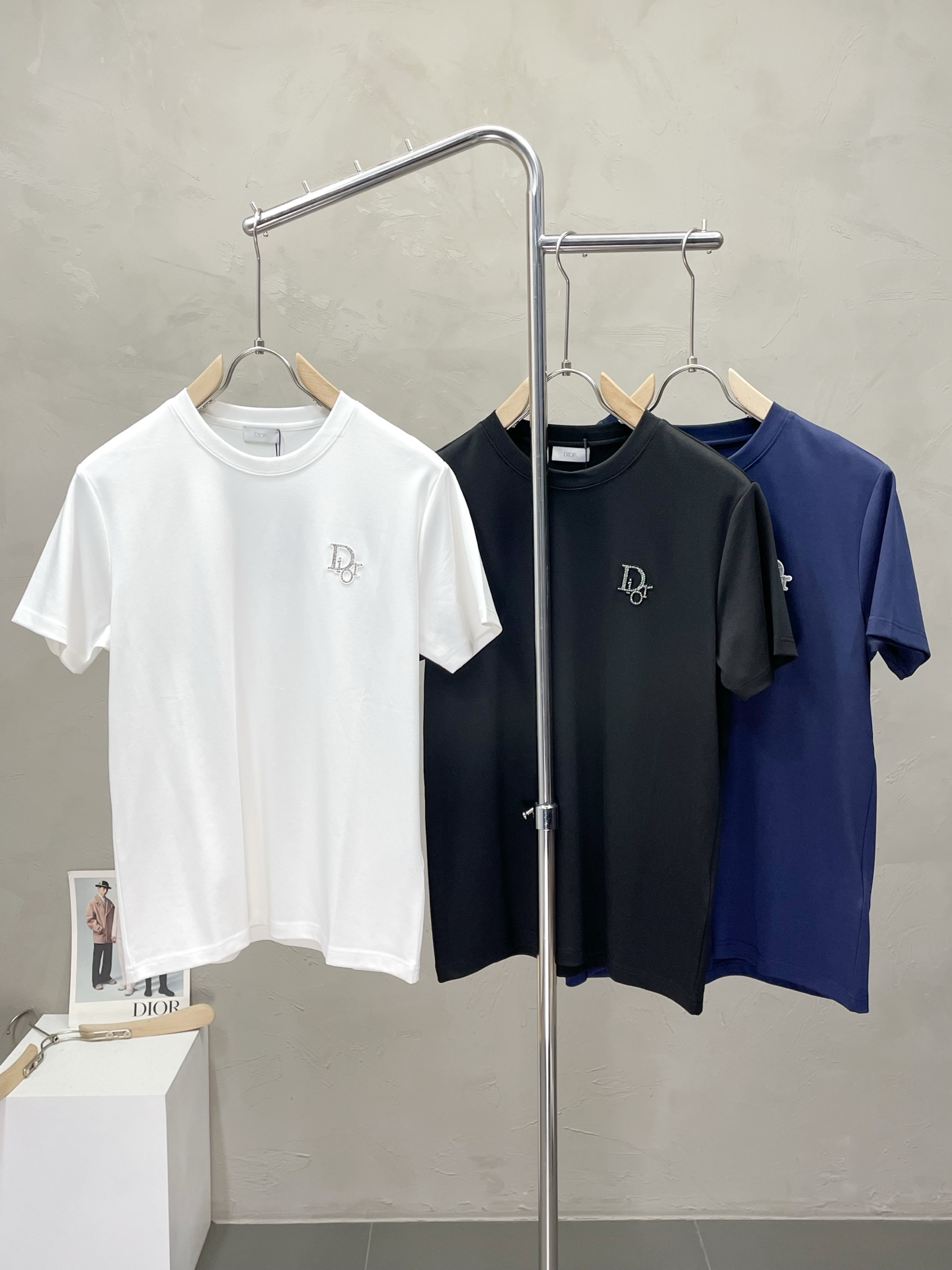 NO:520512,.Dior exclusively offers new original single men's casual short sleeves, high-end customization, high-end version, fashionable and versatile imported fabric, super soft and delicate, skin-friendly and comfortable to wear, high-end boutique, OEM, fine production, very good for the top body, men's essential items, three standards, M-3XL,,dior,dior,T-shirt,alexander wang19860909.Dior迪奥独家专供新款原单男士休闲短袖 高端定制 高端版本 时尚百搭爆款进口面料 手感超柔软细腻 穿着亲肤舒适 高端精品 代工厂精细做上身非常赞 男士必备单品 三标齐全 码数M-3XL,,dior,dior,T-shirt,alexander wang,Men's clothing