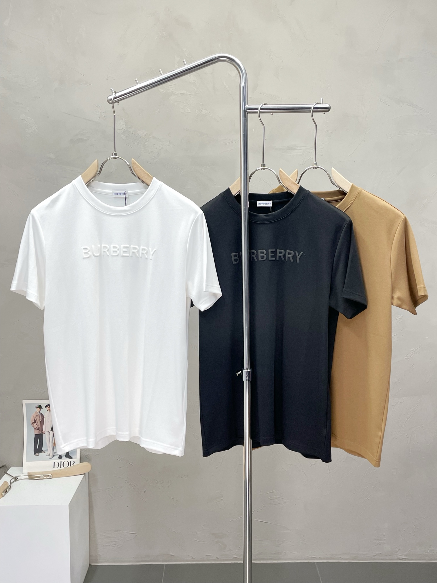 NO:519151,.Burberry Burberry exclusively offers new original single men's casual short sleeves, high-end customization, high-end version, fashionable and versatile imported fabric, super soft and delicate, skin-friendly and comfortable to wear, high-end boutique, OEM, fine production, very good for the upper body, men's essential items, complete three standards, M-3XL,,burberry,burberry,T-shirt,alexander wang19860909.Burberry巴宝莉独家专供新款原单男士休闲短袖 高端定制 高端版本 时尚百搭爆款进口面料 手感超柔软细腻 穿着亲肤舒适 高端精品 代工厂精细做上身非常赞 男士必备单品 三标齐全 码数M-3XL,,burberry,burberry,T-shirt,alexander wang,Men's clothing