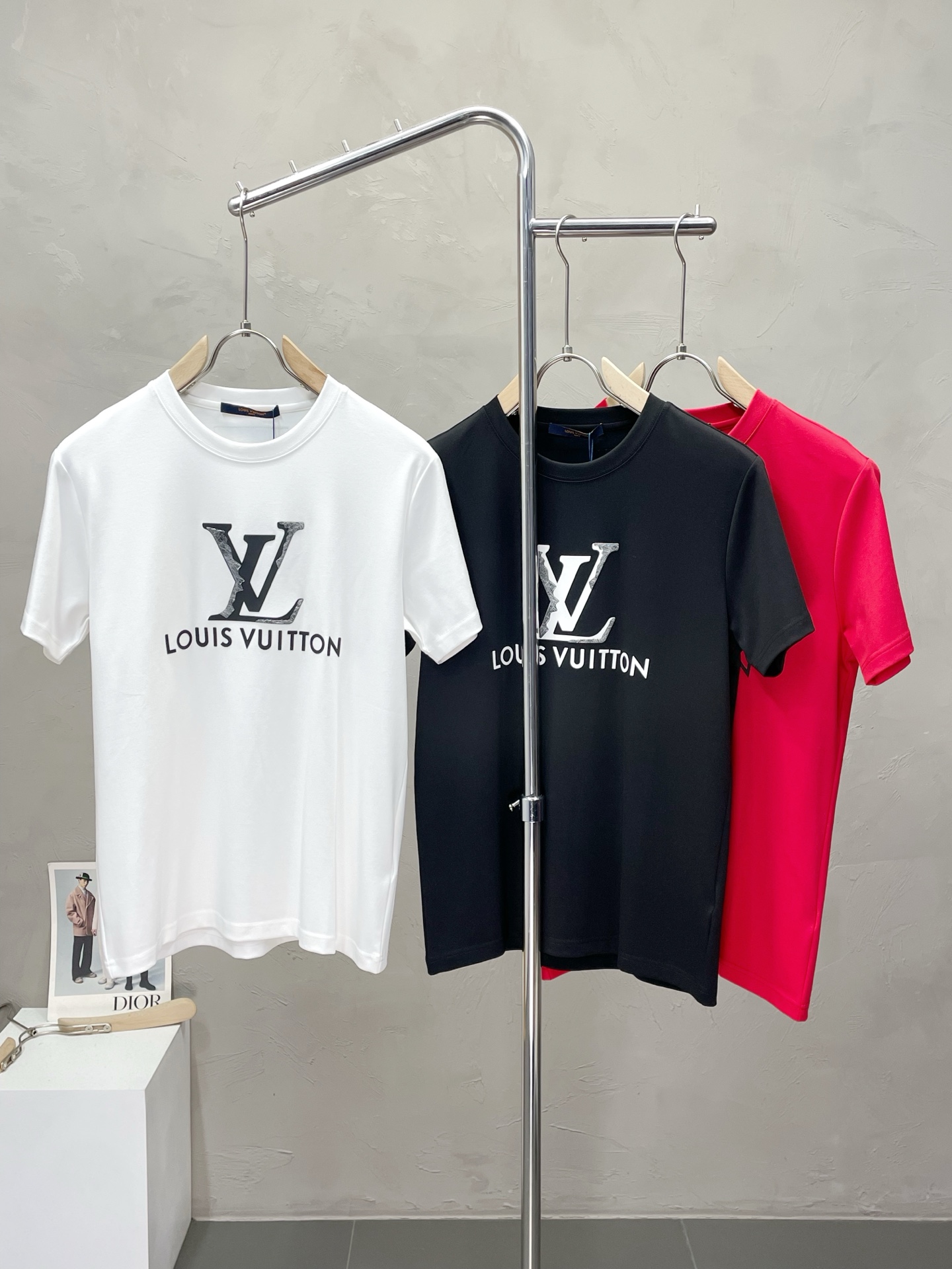 NO:516872,.Louis Vuitton exclusively offers new original single men's casual short sleeves, high-end customization, high-end version, fashionable and versatile imported fabric, super soft and delicate, skin-friendly and comfortable to wear, high-end boutique, OEM, fine-made top body, very good, men's essential items, three standards, complete code M-3XL,,louis vuitton,louis vuitton,T-shirt,alexander wang19860909.Louis Vuitton路易威登独家专供新款原单男士休闲短袖 高端定制 高端版本 时尚百搭爆款进口面料 手感超柔软细腻 穿着亲肤舒适 高端精品 代工厂精细做上身非常赞 男士必备单品 三标齐全 码数M-3XL,,louis vuitton,louis vuitton,T-shirt,alexander wang,Men's clothing