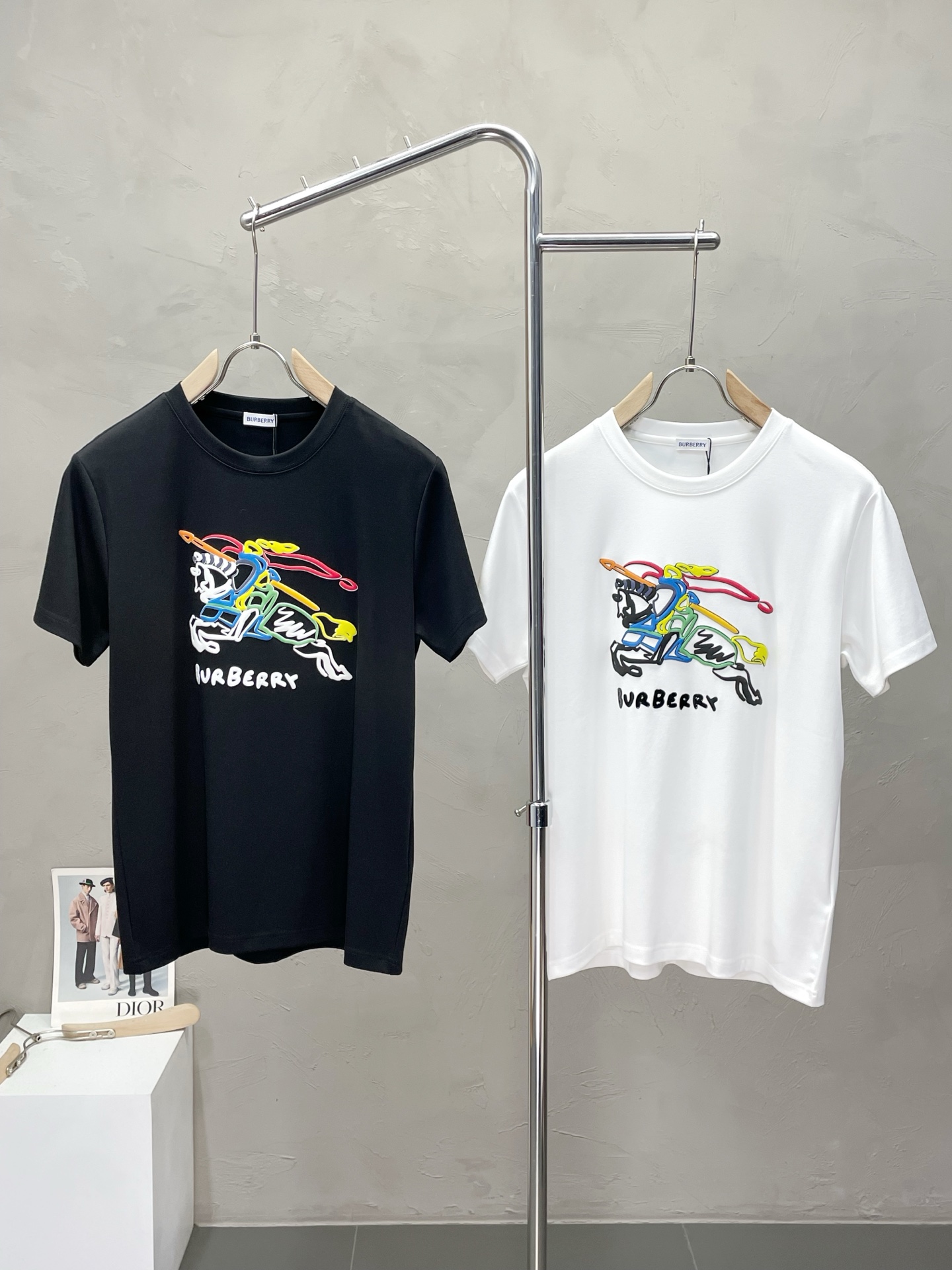 NO:521566,.Burberry Burberry exclusively offers new original single men's casual short sleeves, high-end customization, high-end version, fashionable and versatile imported fabric, super soft and delicate, skin-friendly and comfortable to wear, high-end boutique, OEM, fine production, very good for the upper body, men's essential items, complete three standards, M-3XL,,burberry,burberry,T-shirt,alexander wang19860909.Burberry巴宝莉独家专供新款原单男士休闲短袖 高端定制 高端版本 时尚百搭爆款进口面料 手感超柔软细腻 穿着亲肤舒适 高端精品 代工厂精细做上身非常赞 男士必备单品 三标齐全 码数M-3XL,,burberry,burberry,T-shirt,alexander wang,Men's clothing