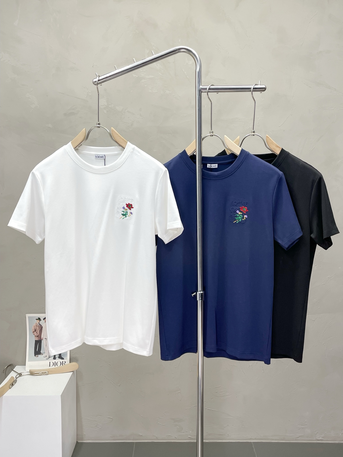 NO:520514,.Loewe exclusively offers new original single men's casual short sleeves, high-end customization, high-end version, fashionable and versatile imported fabric, super soft and delicate, skin-friendly and comfortable to wear, high-end boutique, OEM, fine-made top body, very good, men's essential items, three standards, code M-3XL,,loewe,loewe,T-shirt,alexander wang19860909.Loewe罗意威独家专供新款原单男士休闲短袖 高端定制 高端版本 时尚百搭爆款进口面料 手感超柔软细腻 穿着亲肤舒适 高端精品 代工厂精细做上身非常赞 男士必备单品 三标齐全 码数M-3XL,,loewe,loewe,T-shirt,alexander wang,Men's clothing