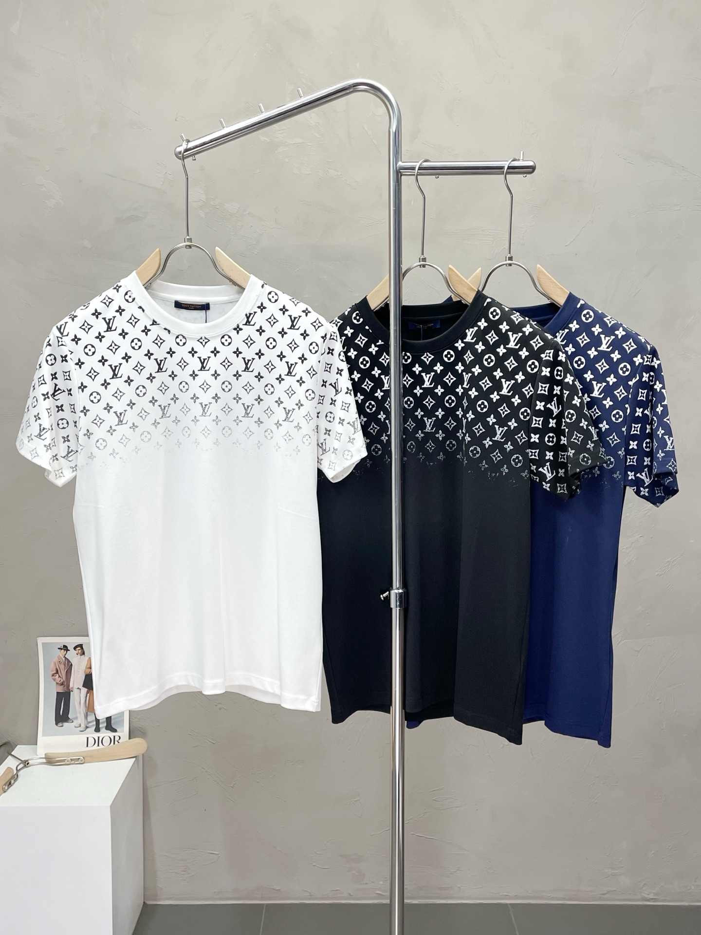 NO:519145,.Louis Vuitton exclusively offers new original single men's casual short sleeves, high-end customization, high-end version, fashionable and versatile imported fabric, super soft and delicate, skin-friendly and comfortable to wear, high-end boutique, OEM, fine-made top body, very good, men's essential items, three standards, complete code M-3XL,,louis vuitton,louis vuitton,T-shirt,alexander wang19860909.Louis Vuitton路易威登独家专供新款原单男士休闲短袖 高端定制 高端版本 时尚百搭爆款进口面料 手感超柔软细腻 穿着亲肤舒适 高端精品 代工厂精细做上身非常赞 男士必备单品 三标齐全 码数M-3XL,,louis vuitton,louis vuitton,T-shirt,alexander wang,Men's clothing