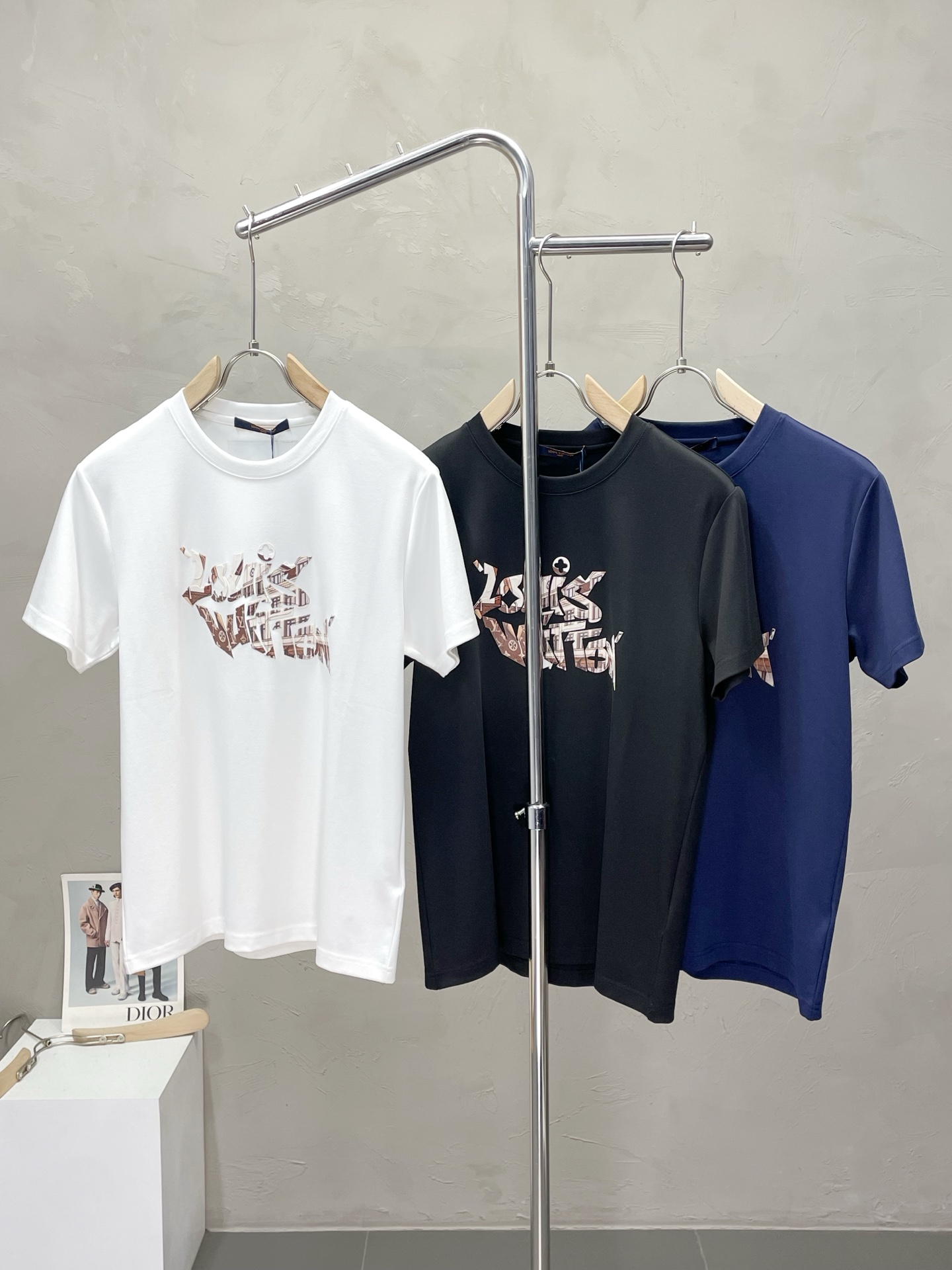 NO:515392,.Louis Vuitton exclusively offers new original single men's casual short sleeves, high-end customization, high-end version, fashionable and versatile imported fabric, super soft and delicate, skin-friendly and comfortable to wear, high-end boutique, OEM, fine-made top body, very good, men's essential items, three standards, complete code M-3XL,,louis vuitton,louis vuitton,T-shirt,alexander wang19860909.Louis Vuitton路易威登独家专供新款原单男士休闲短袖 高端定制 高端版本 时尚百搭爆款进口面料 手感超柔软细腻 穿着亲肤舒适 高端精品 代工厂精细做上身非常赞 男士必备单品 三标齐全 码数M-3XL,,louis vuitton,louis vuitton,T-shirt,alexander wang,Men's clothing