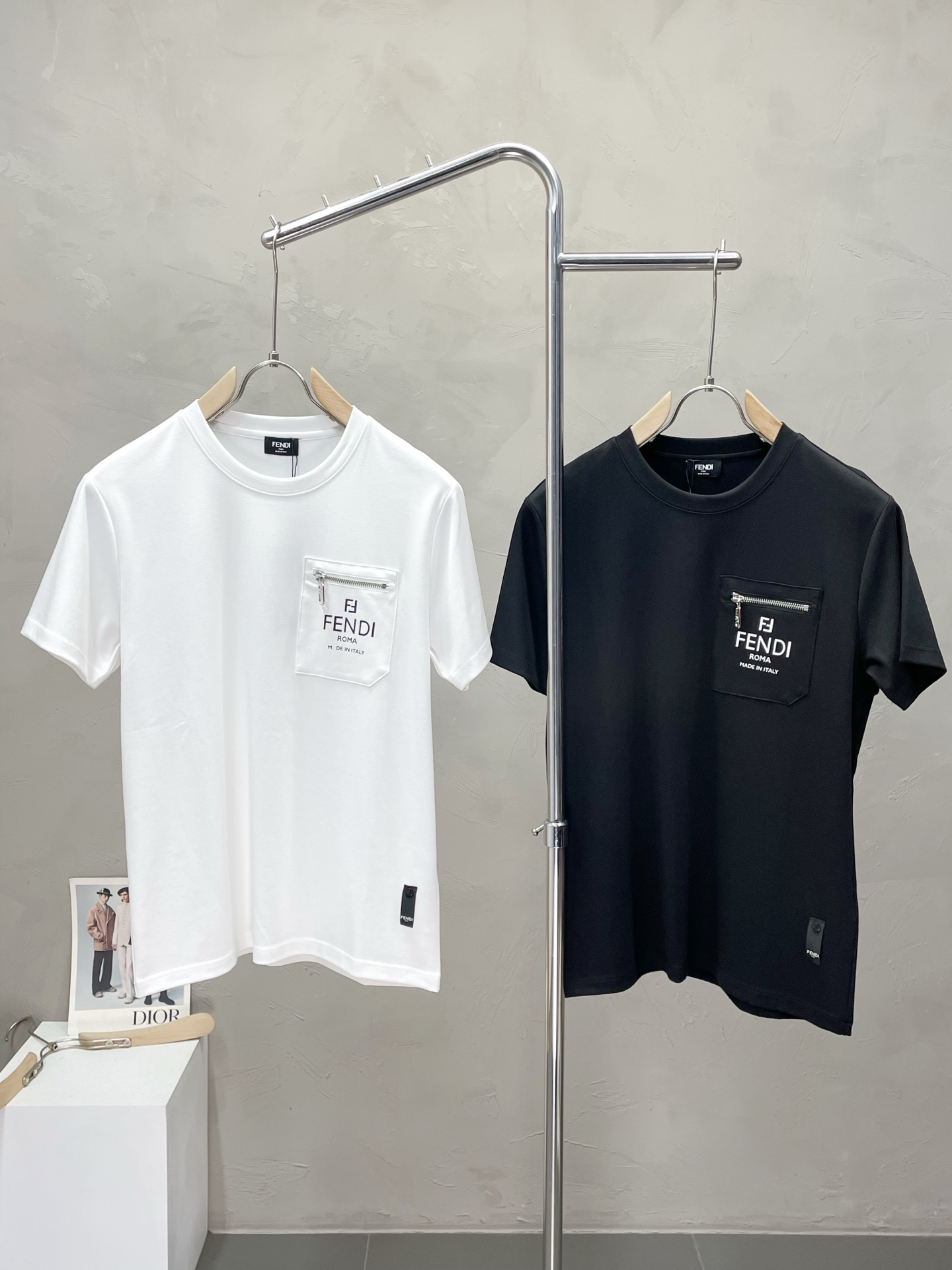 NO:519148,.FENDI exclusively offers new original single men's casual short sleeves, high-end customization, high-end version, fashionable and versatile imported fabric, super soft and delicate, skin-friendly and comfortable to wear, high-end boutique, OEM, fine-made, very good for the upper body, men's essential items, three standards, M-3XL,,fendi,fendi,T-shirt,alexander wang19860909.FENDI芬迪独家专供新款原单男士休闲短袖 高端定制 高端版本 时尚百搭爆款进口面料 手感超柔软细腻 穿着亲肤舒适 高端精品 代工厂精细做上身非常赞 男士必备单品 三标齐全 码数M-3XL,,fendi,fendi,T-shirt,alexander wang,Men's clothing