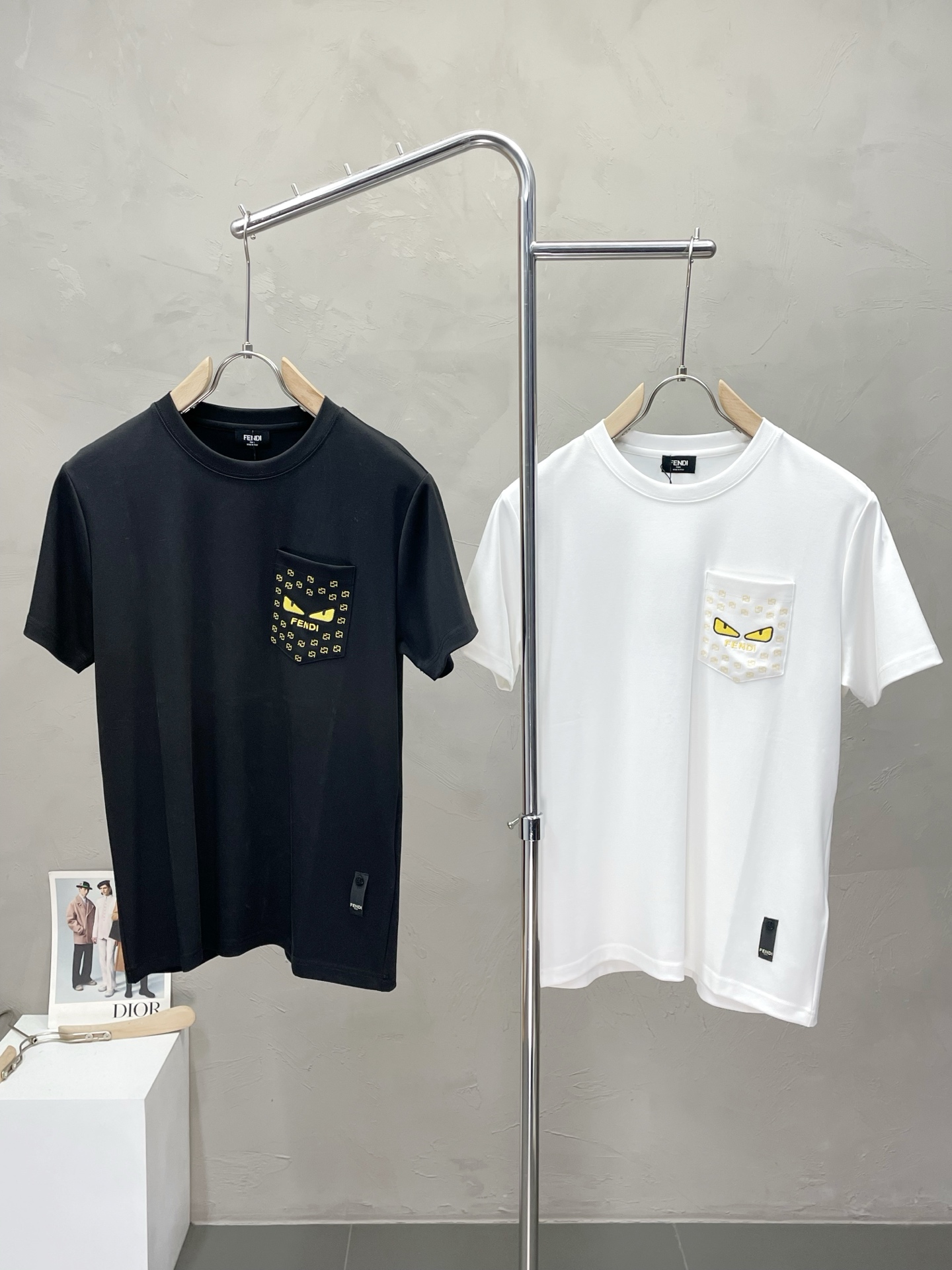 NO:520497,.FENDI exclusively offers new original single men's casual short sleeves, high-end customization, high-end version, fashionable and versatile imported fabric, super soft and delicate, skin-friendly and comfortable to wear, high-end boutique, OEM, fine-made, very good for the upper body, men's essential items, three standards, M-3XL,,fendi,fendi,T-shirt,alexander wang19860909.FENDI芬迪独家专供新款原单男士休闲短袖 高端定制 高端版本 时尚百搭爆款进口面料 手感超柔软细腻 穿着亲肤舒适 高端精品 代工厂精细做上身非常赞 男士必备单品 三标齐全 码数M-3XL,,fendi,fendi,T-shirt,alexander wang,Men's clothing