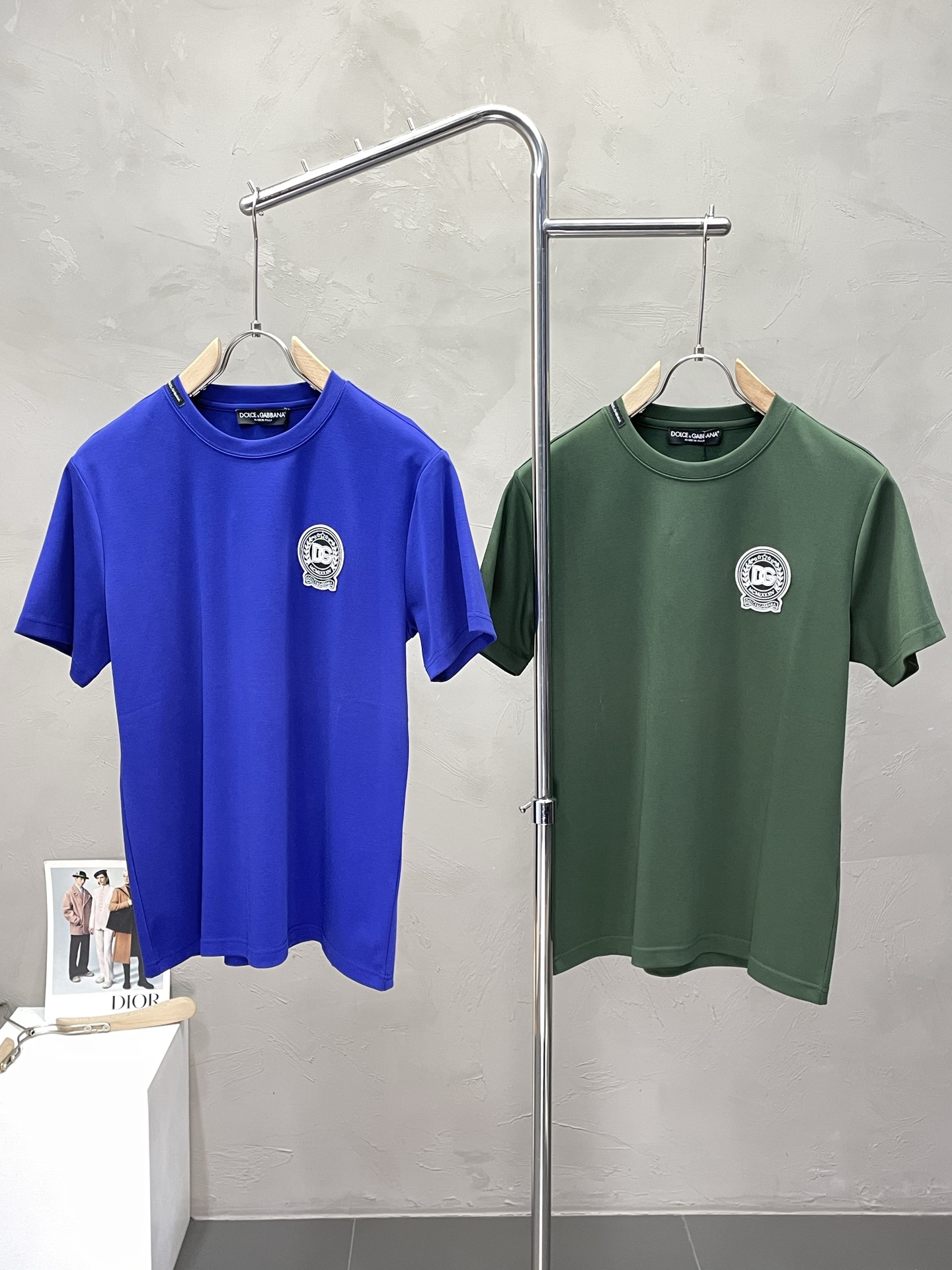 NO:521570,.Dolce & Gabbana exclusively offers new original single men's casual short sleeves, high-end customization, high-end version, fashionable and versatile imported fabric, super soft and delicate, skin-friendly and comfortable to wear, high-end boutique, OEM, fine-made top body, very good, men's essential items, three standards, complete code number M-3XL,,Dolce & Gabbana, Dolce & Gabbana, T-shirt, alexander wang19860909.Dolce&Gabbana杜嘉班纳独家专供新款原单男士休闲短袖 高端定制 高端版本 时尚百搭爆款进口面料 手感超柔软细腻 穿着亲肤舒适 高端精品 代工厂精细做上身非常赞 男士必备单品 三标齐全 码数M-3XL,,Dolce&Gabbana,Dolce&Gabbana,T-shirt,alexander wang,Men's clothing