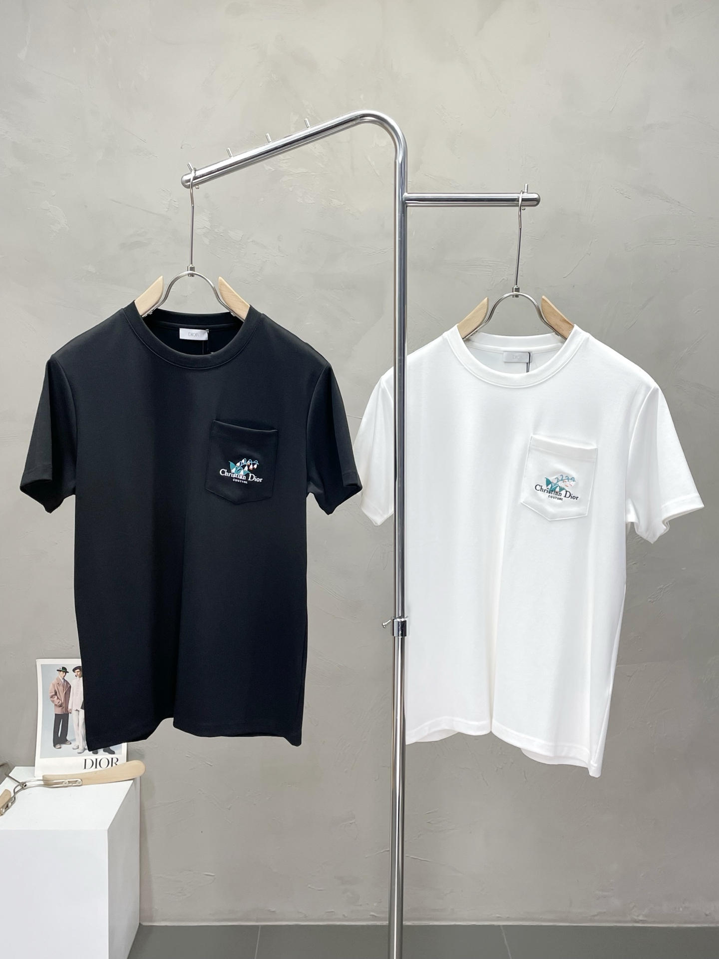 NO:516877,.Dior exclusively offers new original single men's casual short sleeves, high-end customization, high-end version, fashionable and versatile imported fabric, super soft and delicate, skin-friendly and comfortable to wear, high-end boutique, OEM, fine production, very good for the top body, men's essential items, three standards, M-3XL,,dior,dior,T-shirt,alexander wang19860909.Dior迪奥独家专供新款原单男士休闲短袖 高端定制 高端版本 时尚百搭爆款进口面料 手感超柔软细腻 穿着亲肤舒适 高端精品 代工厂精细做上身非常赞 男士必备单品 三标齐全 码数M-3XL,,dior,dior,T-shirt,alexander wang,Men's clothing