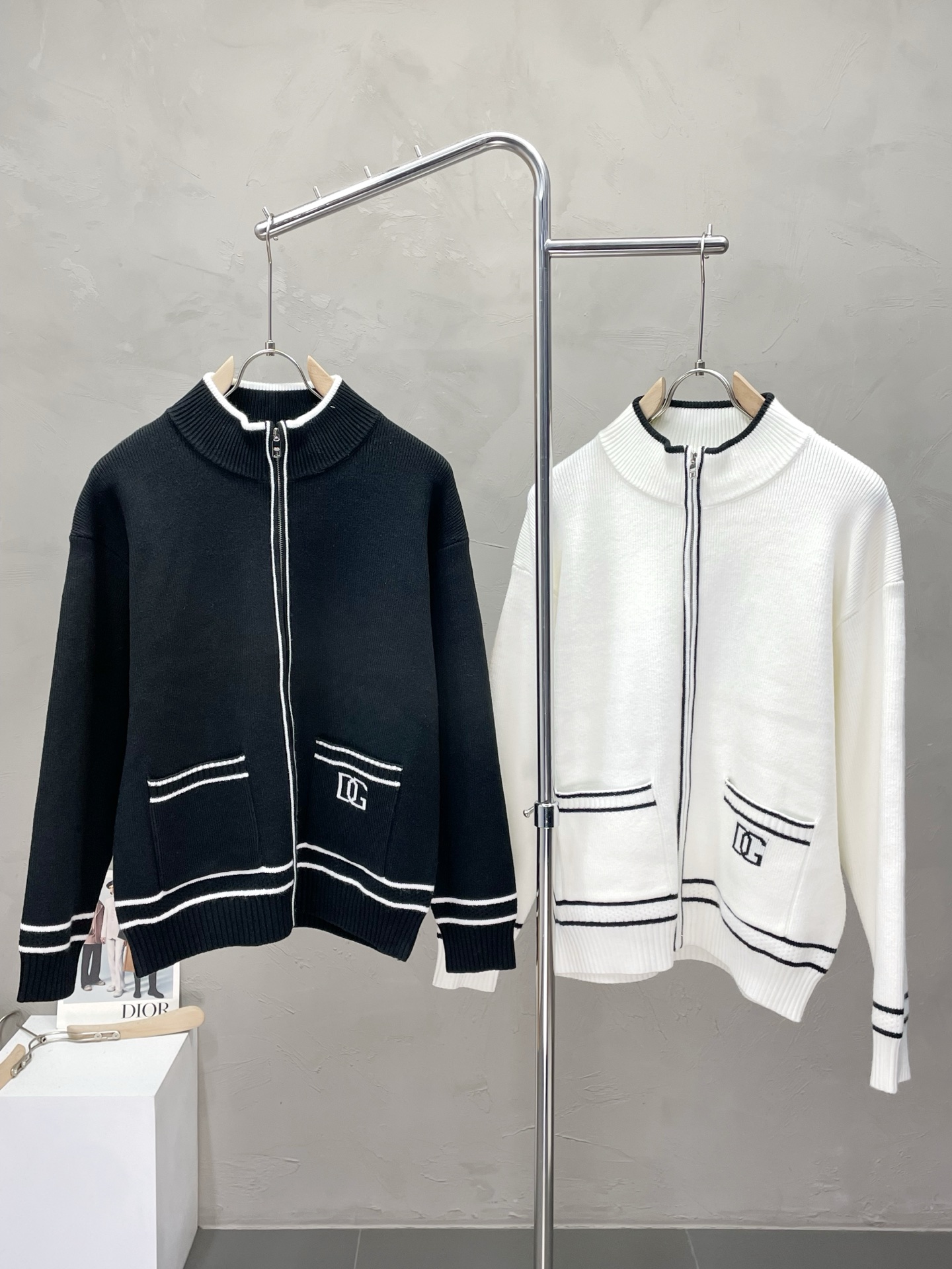 NO:516915,.Dolce & Gabbana exclusively offers new original single men's casual sweater cardigans. High-end customization. High-end version. Fashionable and versatile imported fabrics. Super soft and delicate. Skin-friendly and comfortable. Warm and comfortable. High-end boutique. OEM is very good for making the upper body. Men's must-have items. Three standards are complete. Number M-3XL, Dolce & Gabbana, Dolce & Gabbana, sweaters, alexander wang.19860909.Dolce&Gabbana杜嘉班纳独家专供新款原单男士休闲毛衣开衫 高端定制 高端版本 时尚百搭爆款进口面料 手感超柔软细腻 穿着亲肤舒适 保暖舒适 高端精品 代工厂精细做上身非常赞 男士必备单品 三标齐全 码数M-3XL,,Dolce&Gabbana,Dolce&Gabbana,sweaters,alexander wang,Men's clothing