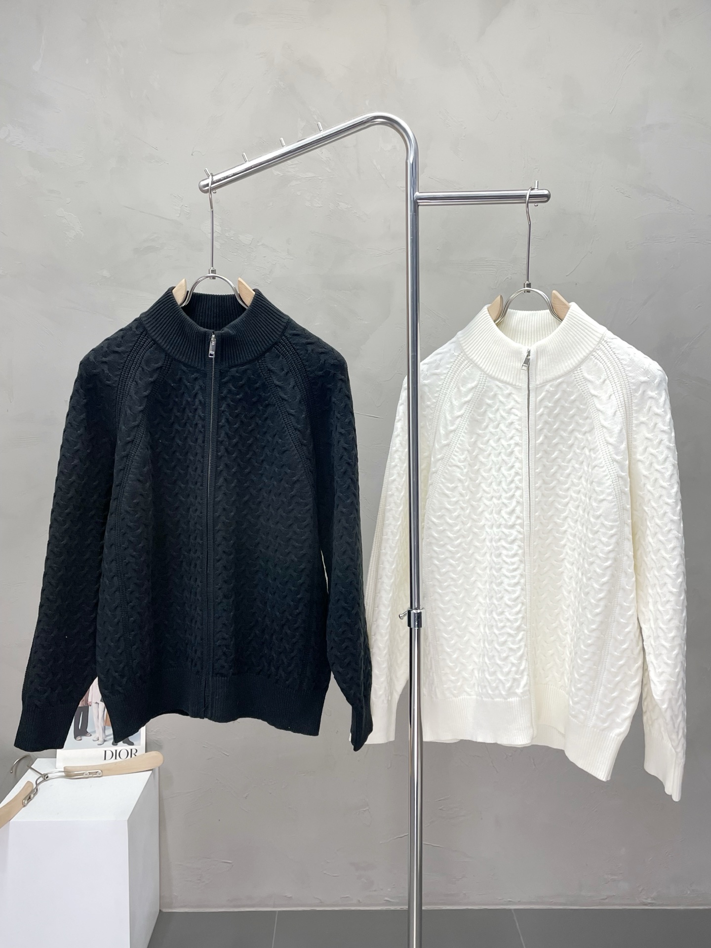 NO:515426,.ZEGNA exclusively offers new original single men's casual sweater cardigan, high-end customization, high-end version, fashionable and versatile imported fabric, super soft and delicate, skin-friendly and comfortable, warm and comfortable, high-end boutique, OEM, fine-made top body, very good, men's essential items, three standards, code M-3XL,,zegna, sweaters, alexander wang19860909.ZEGNA杰尼亚独家专供新款原单男士休闲毛衣开衫 高端定制 高端版本 时尚百搭爆款进口面料 手感超柔软细腻 穿着亲肤舒适 保暖舒适 高端精品 代工厂精细做上身非常赞 男士必备单品 三标齐全 码数M-3XL,,zegna,sweaters,alexander wang,Men's clothing