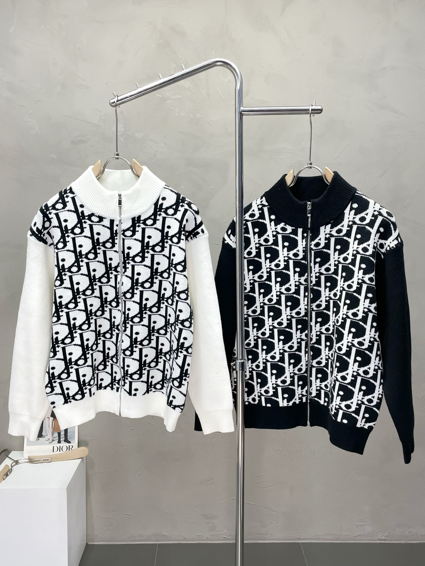 NO:516913,.Dior exclusively offers new original single men's casual sweater cardigan, high-end customization, high-end version, fashionable and versatile imported fabric, super soft and delicate, skin-friendly and comfortable, warm and comfortable, high-end boutique, OEM, fine-made top body, very good, men's essential items, three standards, code M-3XL,,dior,dior,sweaters,alexander wang19860909.Dior迪奥独家专供新款原单男士休闲毛衣开衫 高端定制 高端版本 时尚百搭爆款进口面料 手感超柔软细腻 穿着亲肤舒适 保暖舒适 高端精品 代工厂精细做上身非常赞 男士必备单品 三标齐全 码数M-3XL,,dior,dior,sweaters,alexander wang,Men's clothing