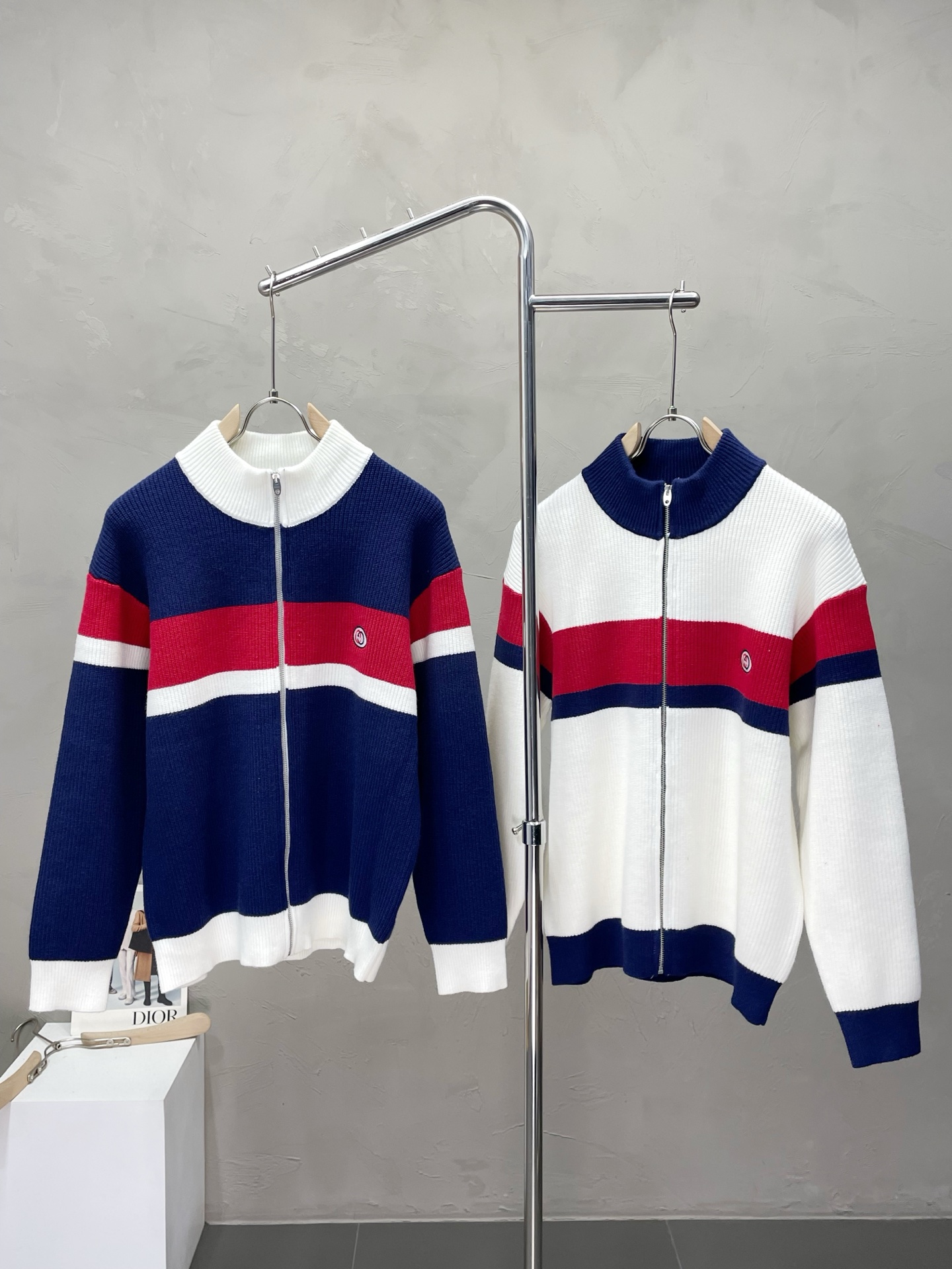 NO:515435,.Gucci exclusively offers new original single men's casual sweater cardigans. High-end customization. High-end version. Fashionable and versatile imported fabrics. Super soft and delicate. Skin-friendly and comfortable to wear. Warm and comfortable. High-end boutique. OEM is very good at making the upper body. Men's must-have items. Three standards are complete. Number M-3XL,,gucci,gucci,sweaters,alexander wang.19860909.Gucci古驰独家专供新款原单男士休闲毛衣开衫 高端定制 高端版本 时尚百搭爆款进口面料 手感超柔软细腻 穿着亲肤舒适 保暖舒适 高端精品 代工厂精细做上身非常赞 男士必备单品 三标齐全 码数M-3XL,,gucci,gucci,sweaters,alexander wang,Men's clothing