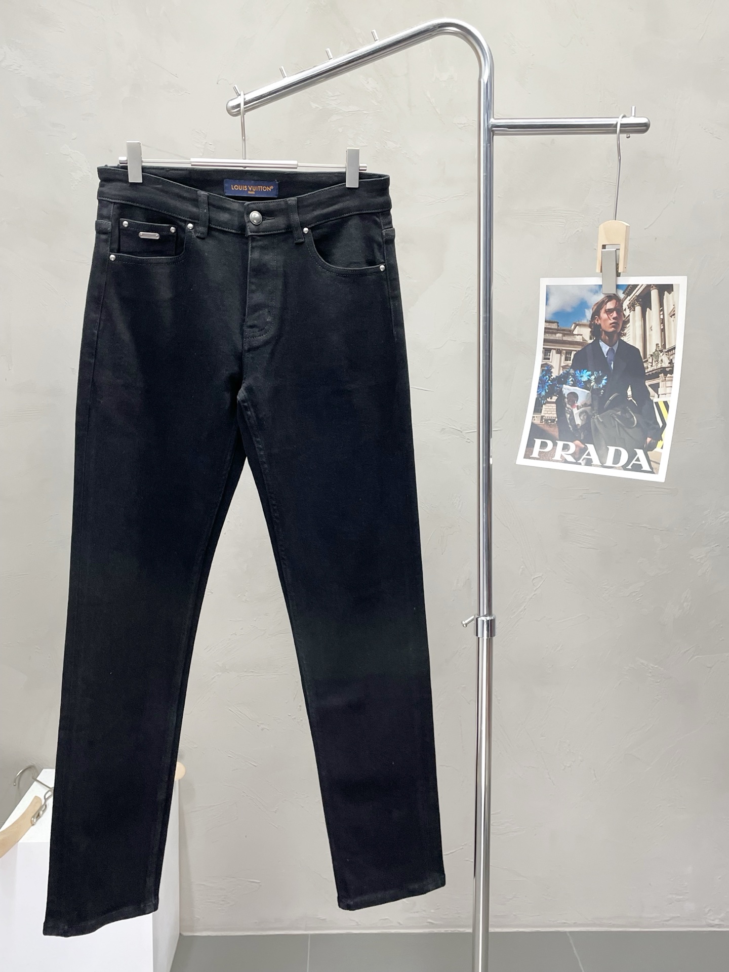 NO:518529,.Louis Vuitton exclusively for the new high-end version of jeans!  Customized fabrics for counters are breathable and comfortable, with impeccable details, and the brand element design concept reflects high quality. The feel is delicate and soft!  It is casually cut, with a great upper body style!  29-38, louis vuitton,louis vuitton,jeans,alexander wang19860909.Louis Vuitton路易威登独家专供新款牛仔裤高端版本！专柜定制面料 透气舒适度高,细节无可挑剔,品牌元素设计理念,体现高品质.手感细腻柔软！呈现休闲裁剪,上身版型超赞！码数29-38,,louis vuitton,louis vuitton,jeans,alexander wang,Men's clothing