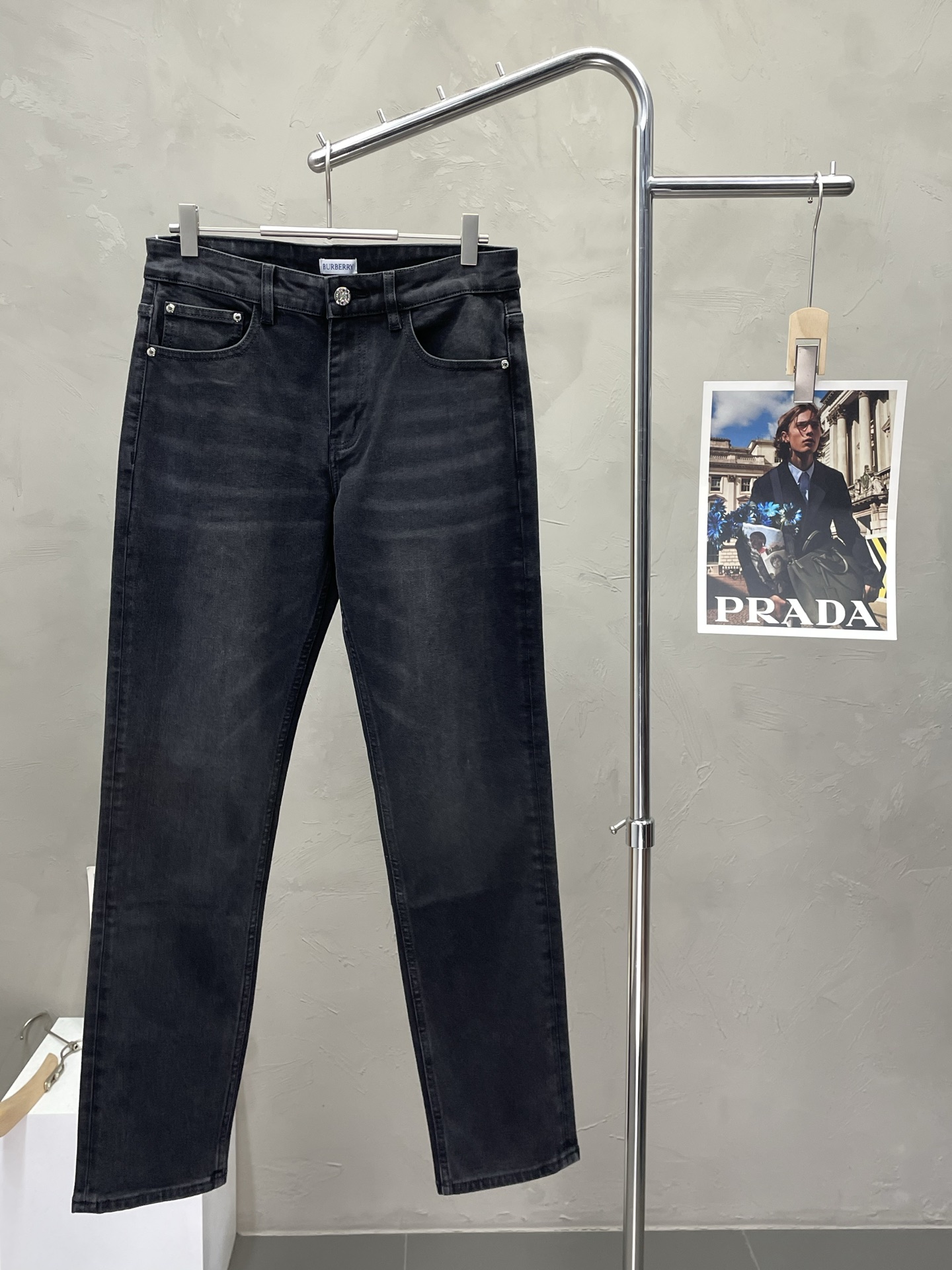 NO:519119,.Burberry exclusively offers the new high-end version of jeans!  Customized fabrics for counters are breathable and comfortable, with impeccable details, and the brand element design concept reflects high quality. The feel is delicate and soft!  It is casually cut, with a great upper body style!  29-38, burberry, burberry, jeans, alexander wang19860909.Burberry巴宝莉独家专供新款牛仔裤高端版本！专柜定制面料 透气舒适度高,细节无可挑剔,品牌元素设计理念,体现高品质.手感细腻柔软！呈现休闲裁剪,上身版型超赞！码数29-38,,burberry,burberry,jeans,alexander wang,Men's clothing