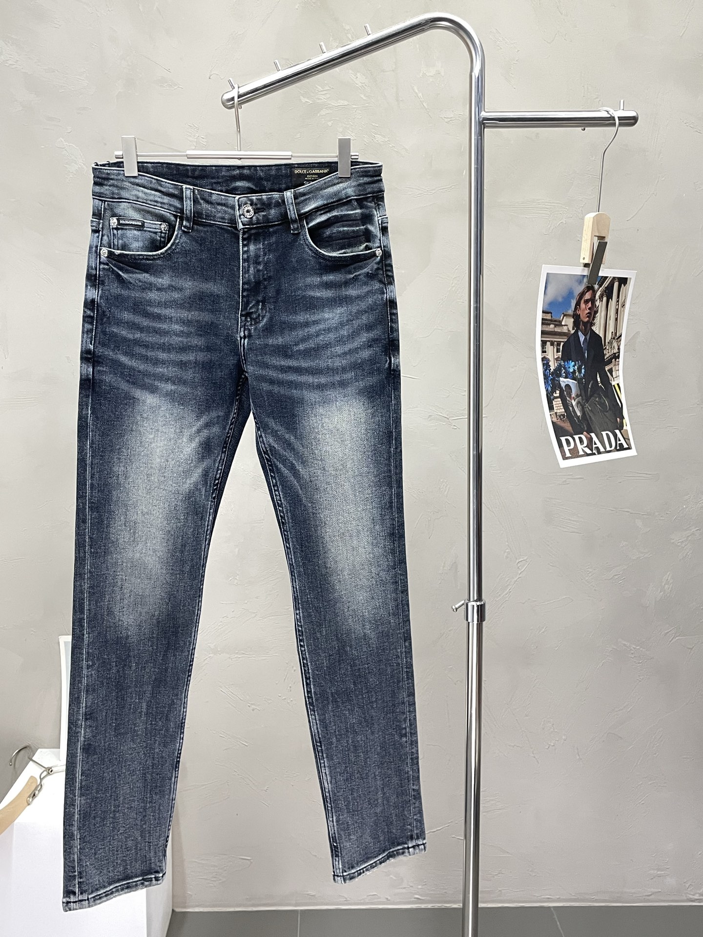 NO:520480,.Dolce & Gabbana exclusively offers new high-end jeans!  Customized fabrics for counters are breathable and comfortable, with impeccable details, and the brand element design concept reflects high quality. The feel is delicate and soft!  It is casually cut, with a great upper body style!  29-38, Dolce & Gabbana, Dolce & Gabbana, jeans, alexander wang19860909.Dolce&Gabbana杜嘉班纳独家专供新款牛仔裤高端版本！专柜定制面料 透气舒适度高,细节无可挑剔,品牌元素设计理念,体现高品质.手感细腻柔软！呈现休闲裁剪,上身版型超赞！码数29-38,,Dolce&Gabbana,Dolce&Gabbana,jeans,alexander wang,Men's clothing