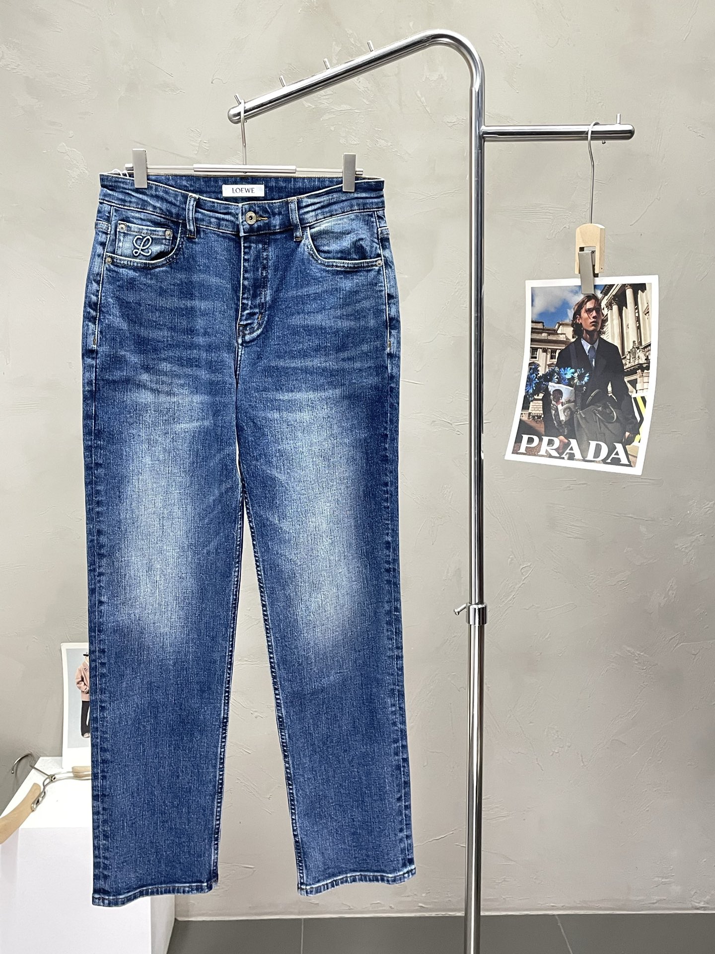 NO:519137,.LOEWE exclusively offers the new high-end version of jeans!  Customized fabrics for counters are breathable and comfortable, with impeccable details, and the brand element design concept reflects high quality. The feel is delicate and soft!  It is casually cut, with a great upper body style!  Count 29-38, loewe, loewe, jeans, alexander wang19860909.LOEWE罗意威独家专供新款牛仔裤高端版本！专柜定制面料 透气舒适度高,细节无可挑剔,品牌元素设计理念,体现高品质.手感细腻柔软！呈现休闲裁剪,上身版型超赞！码数29-38,,loewe,loewe,jeans,alexander wang,Men's clothing