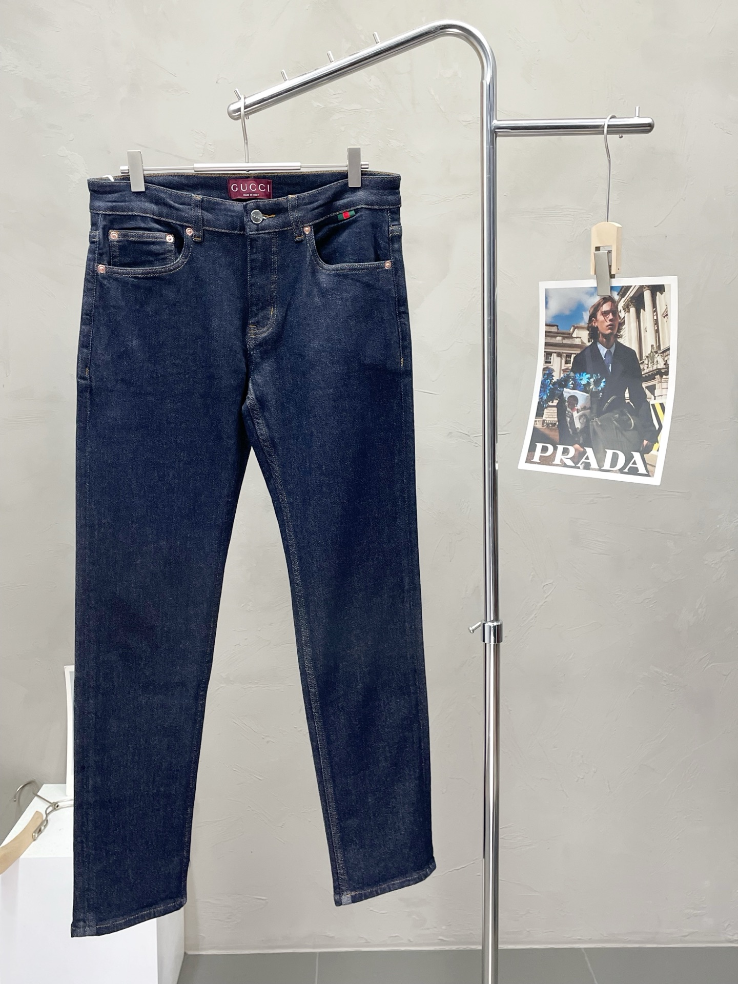 NO:516869,.Gucci exclusively offers new high-end jeans!  Customized fabrics for counters are breathable and comfortable, with impeccable details, and the brand element design concept reflects high quality. The feel is delicate and soft!  It is casually cut, with a great upper body style!  Number of codes 29-38, gucci, gucci, jeans, alexander wang19860909.Gucci古驰独家专供新款牛仔裤高端版本！专柜定制面料 透气舒适度高,细节无可挑剔,品牌元素设计理念,体现高品质.手感细腻柔软！呈现休闲裁剪,上身版型超赞！码数29-38,,gucci,gucci,jeans,alexander wang,Men's clothing