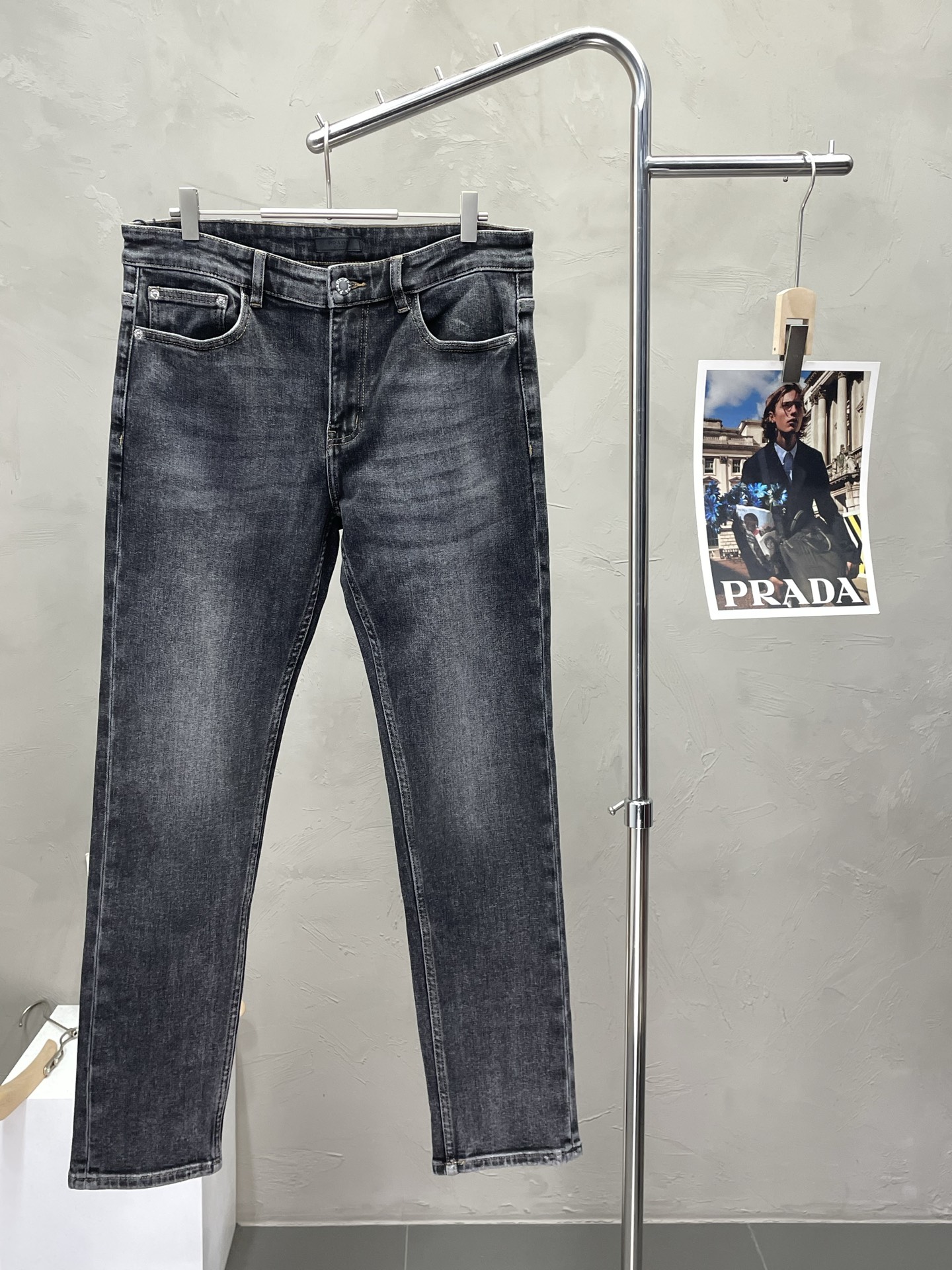 NO:520471,.Prada exclusively offers new high-end jeans!  Customized fabrics for counters are breathable and comfortable, with impeccable details, and the brand element design concept reflects high quality. The feel is delicate and soft!  It is casually cut, with a great upper body style!  Count 29-38, prada, prada, jeans, alexander wang19860909.Prada普拉达独家专供新款牛仔裤高端版本！专柜定制面料 透气舒适度高,细节无可挑剔,品牌元素设计理念,体现高品质.手感细腻柔软！呈现休闲裁剪,上身版型超赞！码数29-38,,prada,prada,jeans,alexander wang,Men's clothing