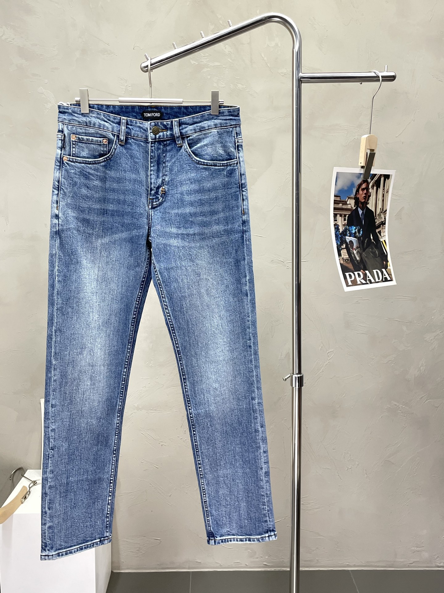 NO:519124,.TOM FORD Tom Ford exclusively offers new high-end jeans!  Customized fabrics for counters are breathable and comfortable, with impeccable details, and the brand element design concept reflects high quality. The feel is delicate and soft!  It is casually cut, with a great upper body style!  Number of codes 29-38, Tom ford,jeans,alexander wang19860909.TOM FORD汤姆福特独家专供新款牛仔裤高端版本！专柜定制面料 透气舒适度高,细节无可挑剔,品牌元素设计理念,体现高品质.手感细腻柔软！呈现休闲裁剪,上身版型超赞！码数29-38,,tom ford,jeans,alexander wang,Men's clothing