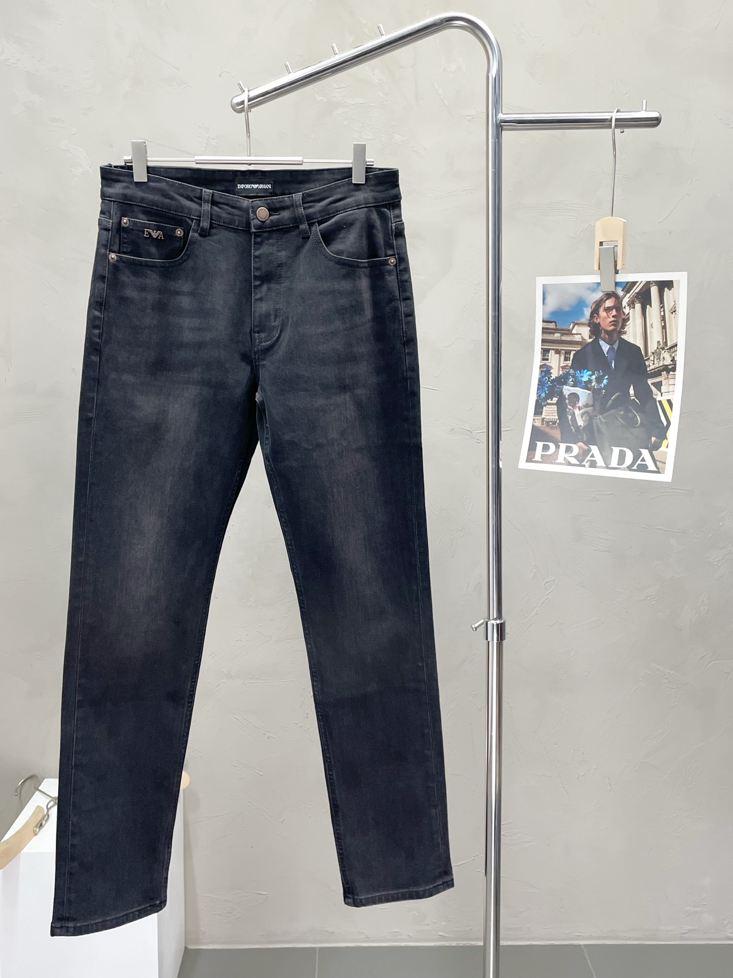 NO:520494,.ARMANI exclusively offers the new high-end version of jeans!  Customized fabrics for counters are breathable and comfortable, with impeccable details, and the brand element design concept reflects high quality. The feel is delicate and soft!  It is casually cut, with a great upper body style!  Count 29-38, Armani, Armani, Jeans, Alexander wang19860909.ARMANI阿玛尼独家专供新款牛仔裤高端版本！专柜定制面料 透气舒适度高,细节无可挑剔,品牌元素设计理念,体现高品质.手感细腻柔软！呈现休闲裁剪,上身版型超赞！码数29-38,,armani,armani,jeans,alexander wang,Men's clothing