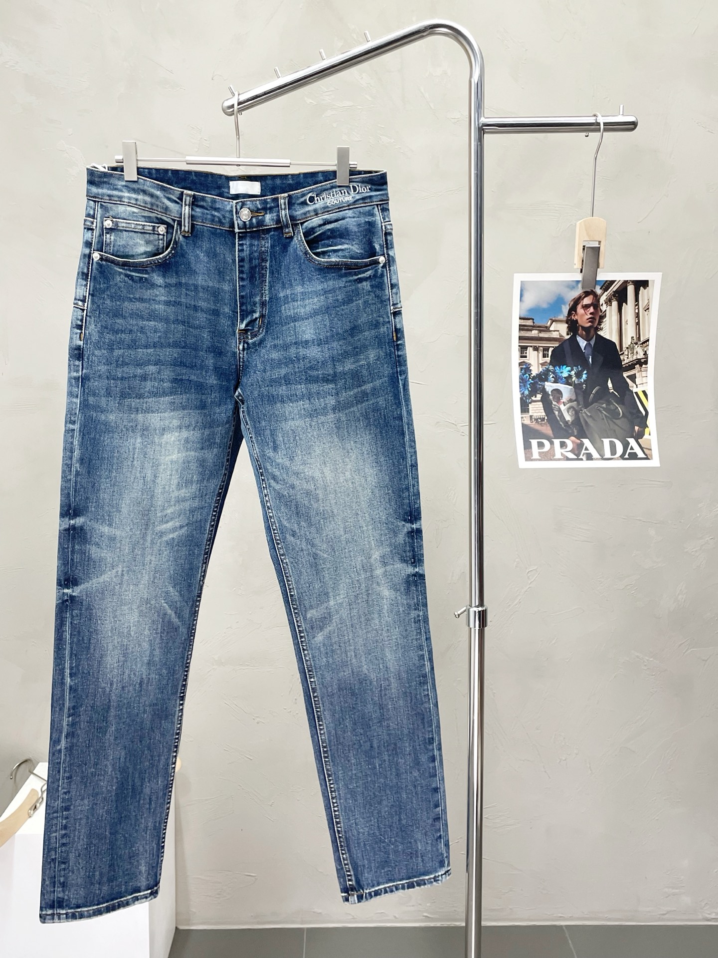 NO:519131,.Dior exclusively offers new high-end jeans!  Customized fabrics for counters are breathable and comfortable, with impeccable details, and the brand element design concept reflects high quality. The feel is delicate and soft!  It is casually cut, with a great upper body style!  29-38, Dior, Dior, Jeans, Alexander wang19860909.Dior迪奥独家专供新款牛仔裤高端版本！专柜定制面料 透气舒适度高,细节无可挑剔,品牌元素设计理念,体现高品质.手感细腻柔软！呈现休闲裁剪,上身版型超赞！码数29-38,,dior,dior,jeans,alexander wang,Men's clothing