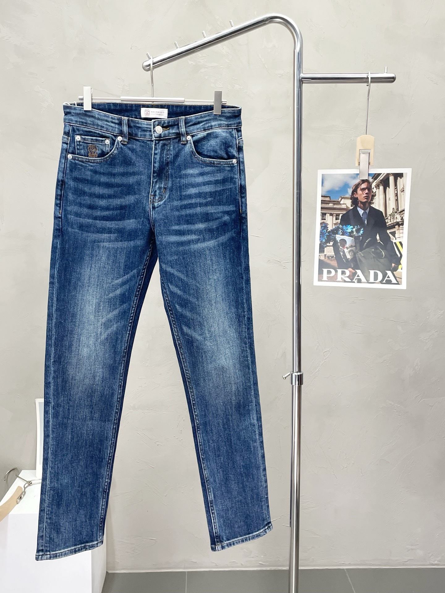 NO:519125,.BC-Brunello Cucineli Brunello Cucineli exclusively for the high-end version of new casual jeans!  Customized fabrics for counters are breathable and comfortable, with impeccable details, and the brand element design concept reflects high quality. The feel is delicate and soft!  It is casually cut, with a great upper body style!  29-38, brunello cucinelli, jeans, alexander wang19860909.BC-Brunello Cucineli 布鲁内洛·库奇内利独家专供新款休闲牛仔裤高端版本！专柜定制面料 透气舒适度高,细节无可挑剔,品牌元素设计理念,体现高品质.手感细腻柔软！呈现休闲裁剪,上身版型超赞！码数29-38,,brunello cucinelli,jeans,alexander wang,Men's clothing