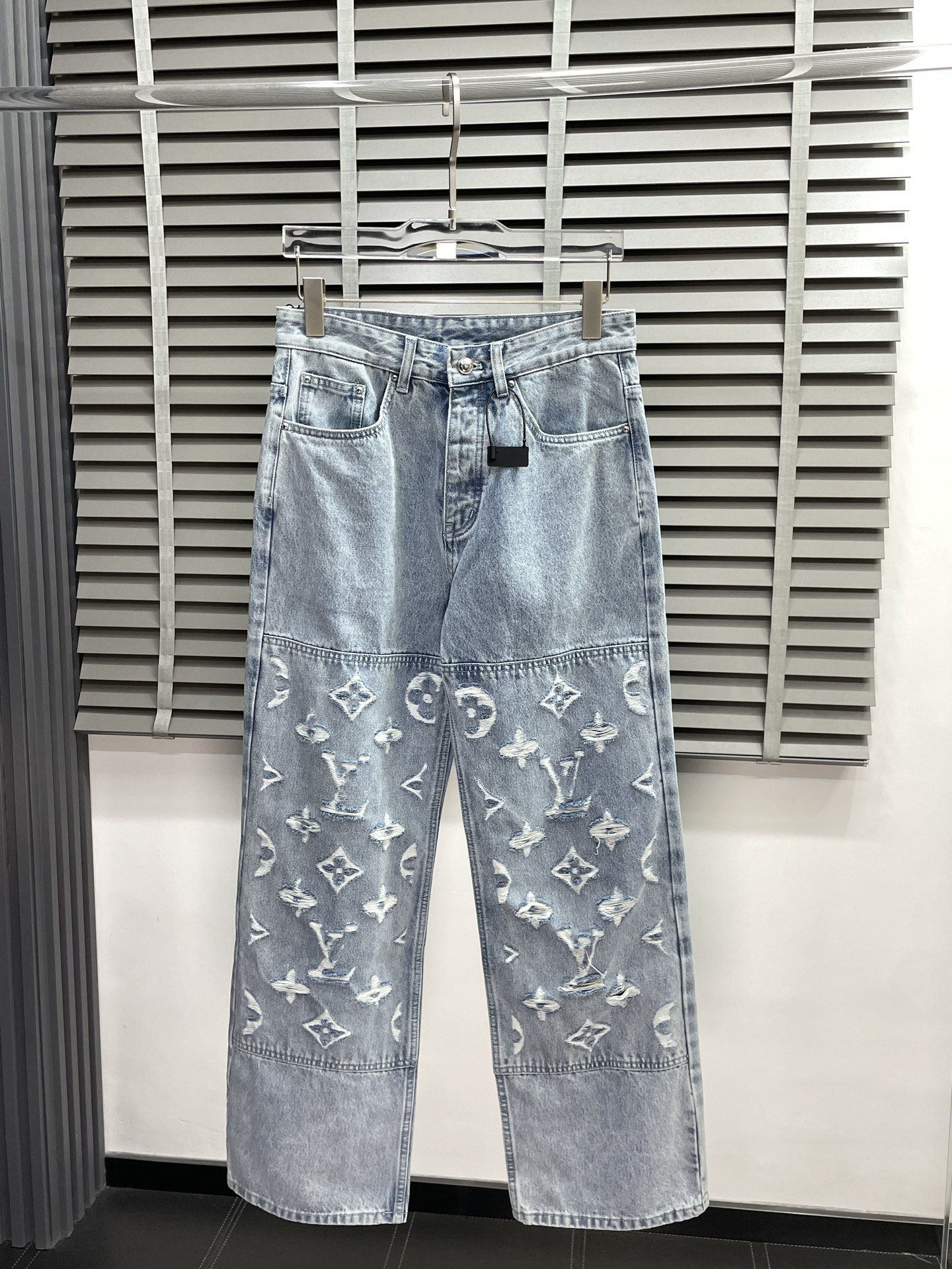 NO:516970,.Louis Vuitton exclusively offers the new casual denim wide-leg pants high-end version!  Customized fabrics for counters are breathable and comfortable, with impeccable details, and the brand element design concept reflects high quality. The feel is delicate and soft!  It is casually cut, with a great upper body style!  Count 30.32.34.36, louis vuitton,louis vuitton,alexander wang19860909.Louis Vuitton路易威登独家专供新款休闲牛仔阔腿裤高端版本！专柜定制面料 透气舒适度高,细节无可挑剔,品牌元素设计理念,体现高品质.手感细腻柔软！呈现休闲裁剪,上身版型超赞！码数30.32.34.36,,louis vuitton,louis vuitton,alexander wang,Men's clothing