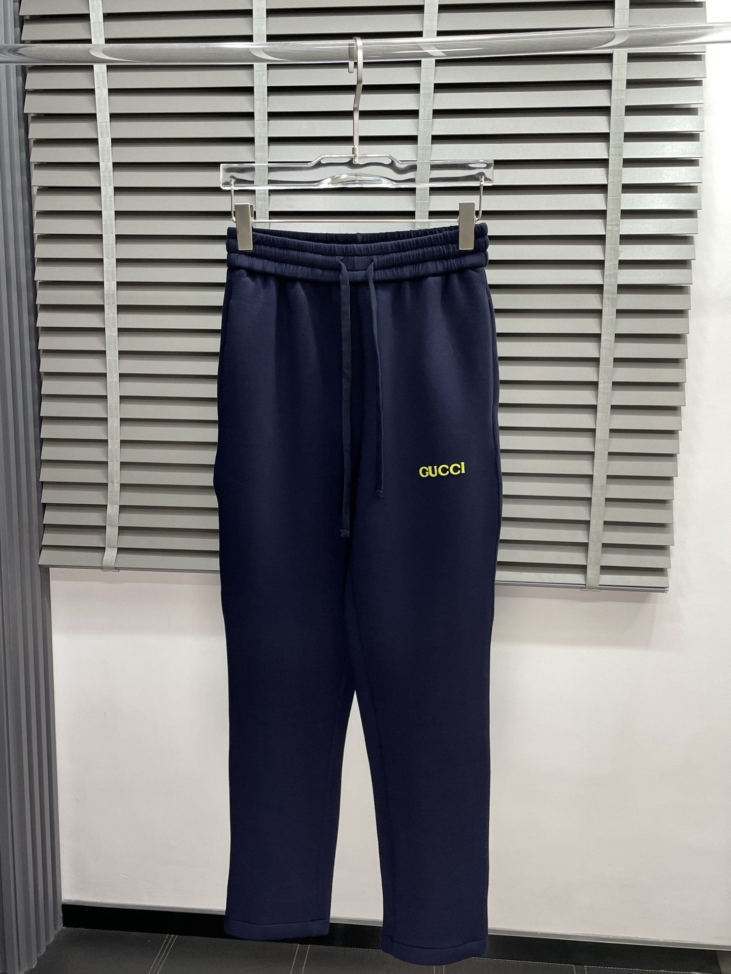 NO:516934,.Gucci exclusively offers new casual pants, high-end version!  Customized fabrics for counters are breathable and comfortable, with impeccable details, and the brand element design concept reflects high quality. The feel is delicate and soft!  It is casually cut, with a great upper body style!  S-XL, gucci, gucci, alexander wang19860909.Gucci古驰独家专供新款休闲裤 高端版本！专柜定制面料 透气舒适度高,细节无可挑剔,品牌元素设计理念,体现高品质.手感细腻柔软！呈现休闲裁剪,上身版型超赞！码数S-XL,,gucci,gucci,alexander wang,Men's clothing