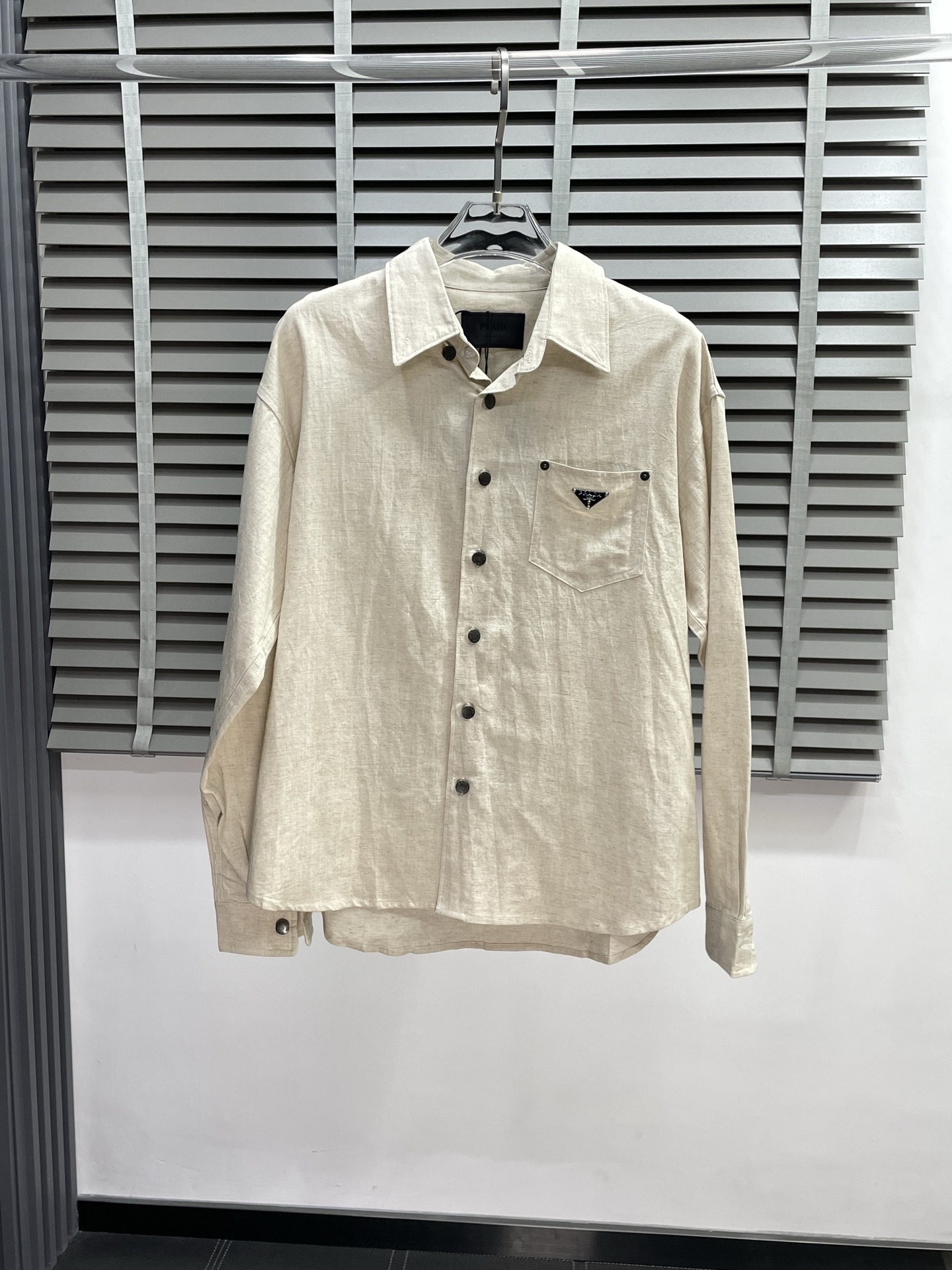 NO:517025,.Prada exclusively offers new original single men's casual shirts, high-end customization, high-end version, fashionable and versatile imported linen fabric, super soft and delicate, skin-friendly and comfortable to wear, high-end boutique, OEM factory fine-made top body, very good men's essential items, three standards, S-XL,,prada,prada,shirts,alexander wang19860909.Prada普拉达独家专供新款原单男士休闲衬衫 高端定制 高端版本 时尚百搭爆款进口亚麻面料 手感超柔软细腻 穿着亲肤舒适 高端精品 代工厂精细做上身非常赞 男士必备单品 三标齐全 码数S-XL,,prada,prada,shirts,alexander wang,Men's clothing