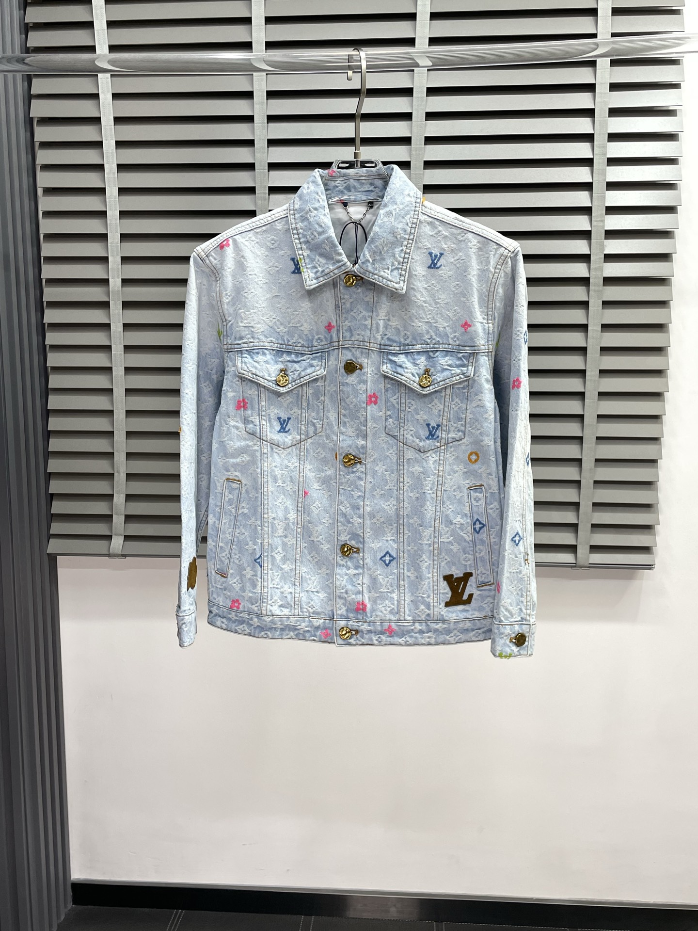 NO:516975,Jackets and trousers. Louis Vuitton exclusively offers the same denim suit for spring and autumn new counters, breathable, comfortable and casual!  Full of high-end feeling!  The details are exquisite and high-end, and the workmanship is impeccable!  The original high-end fabric looks high-end!  The fabric is soft, delicate and comfortable, moisture absorption, quick drying, breathable, neat and stylish. Top S-XL, pants 30.32.34.36,,louis vuitton,louis vuitton,jackets & coats,alexander wang19860909外套、长裤.Louis Vuitton路易威登独家专供春秋新款专柜同款牛仔套装,透气舒适休闲！高级感满满！细节精致高档,做工无可挑剔！原版高端面料很显高级！面料柔软细腻舒适 吸湿速干透气,利落有型.上衣S-XL、裤子30.32.34.36,,louis vuitton,louis vuitton,jackets & coats,alexander wang,Men's clothing