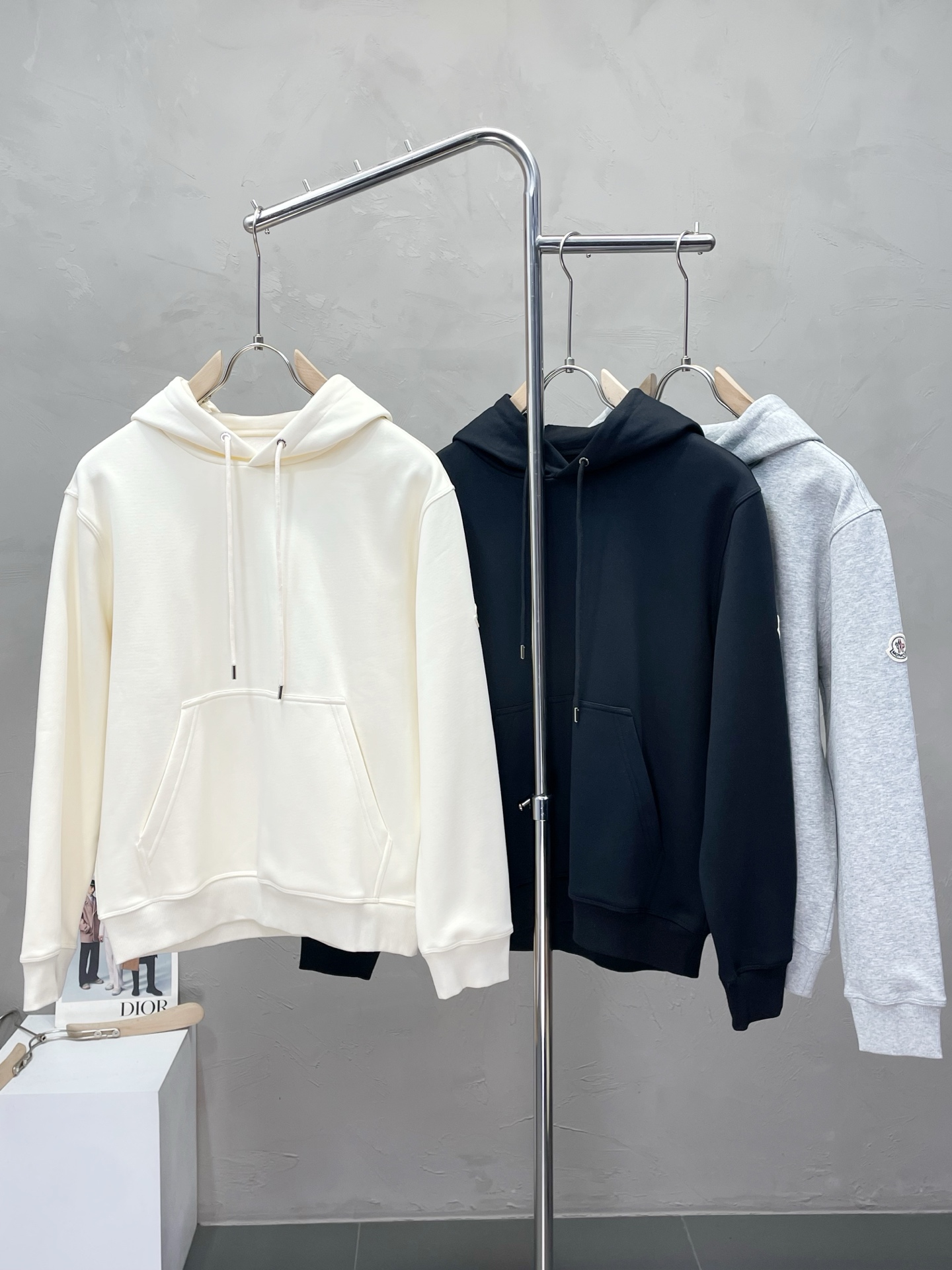 NO:516904,.Moncler mask exclusively provides new original single men's casual hooded sweatshirts. High-end customization. High-end version. Fashionable and versatile imported fabrics. Fleece inside. Warm feels super soft and delicate. Comfortable. High-end boutique. OEM is very good for making the upper body in fine factory. Must have men's essential items. Three standards are complete. Number M-3XL, Moncler, hoodie, sweatshirts, hats, alexander wang.19860909.Moncler蒙口独家专供新款原单男士休闲连帽卫衣 高端定制 高版本 时尚百搭爆款进口面料 内里加绒保暖 手感超柔软细腻 穿着亲肤舒适 高端精品 代工厂精细做上身非常赞 男士必备单品 三标齐全 码数M-3XL,,Moncler,hoodie,sweatshirts,hats,alexander wang,Men's clothing