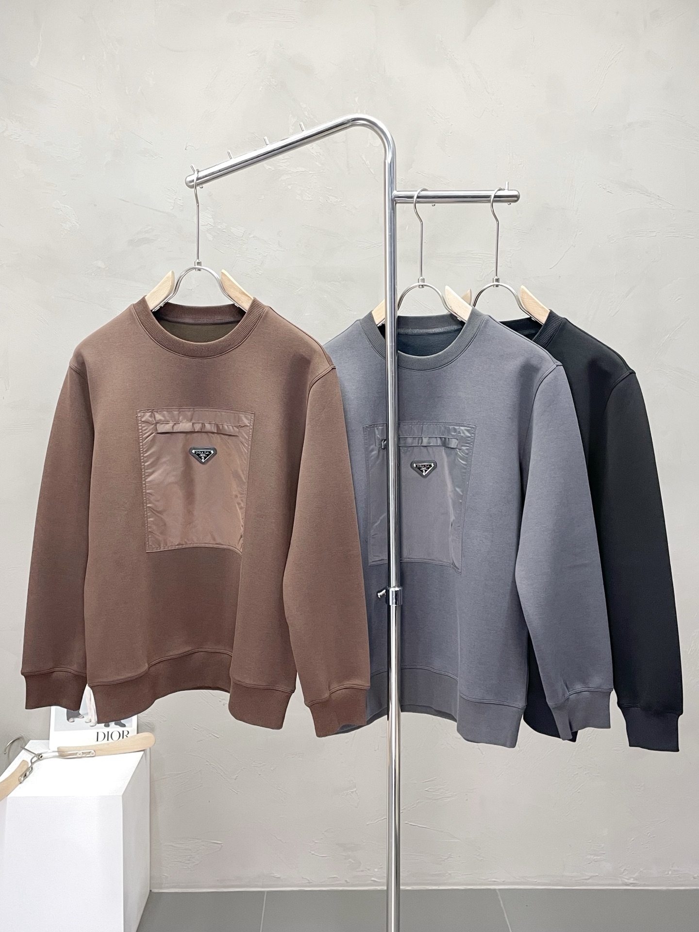 NO:516900,.Prada exclusively offers new original single men's casual sweatshirts, high-end customization, high-version, fashionable and versatile imported fabrics, velvet inside, warm, super soft and delicate, comfortable to wear, high-end boutique, OEM factory fine-made top body, very good, men's essential items, three standards, M-3XL,,prada,prada,hoodie,sweatshirts,alexander wang19860909.Prada普拉达独家专供新款原单男士休闲卫衣 高端定制 高版本 时尚百搭爆款进口面料 内里加绒保暖 手感超柔软细腻 穿着亲肤舒适 高端精品 代工厂精细做上身非常赞 男士必备单品 三标齐全 码数M-3XL,,prada,prada,hoodie,sweatshirts,alexander wang,Men's clothing