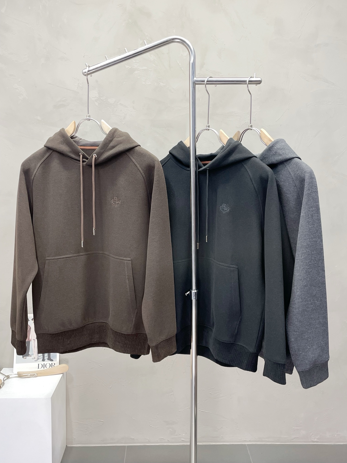 NO:516908,.LP-Loro Piana exclusively offers new original single men's casual hooded sweatshirts, high-end customization, high-end version, fashionable and versatile imported fabrics, super soft and delicate, skin-friendly and comfortable to wear, high-end boutique, OEM, fine-made top body, very good, men's essential items, three standards, complete code number M-3XL,,loro piga,loro piga,hoodie,sweatshirts,hats,alexander wang19860909.LP-Loro Piana诺悠翩雅独家专供新款原单男士休闲连帽卫衣 高端定制 高版本 时尚百搭爆款进口面料 手感超柔软细腻 穿着亲肤舒适 高端精品 代工厂精细做上身非常赞 男士必备单品 三标齐全 码数M-3XL,,loro piana,loro piana,hoodie,sweatshirts,hats,alexander wang,Men's clothing