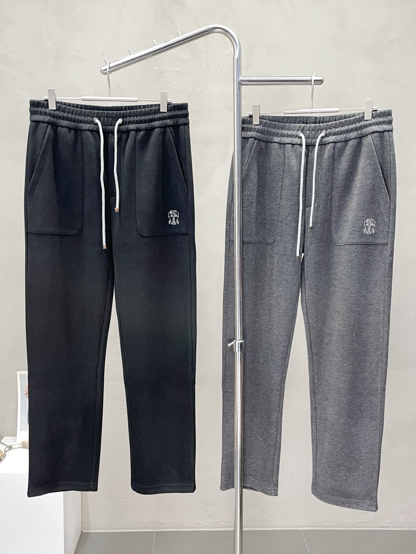 NO:516871,.BC-Brunello Cucineli Brunello Cucineli exclusively for new casual pants High-end version!  Customized fabrics for counters are breathable and comfortable, with impeccable details, and the brand element design concept reflects high quality. The feel is delicate and soft!  It is casually cut, with a great upper body style!  Number of codes: M-3XL, brunello cucinelli, alexander wang19860909.BC-Brunello Cucineli 布鲁内洛·库奇内利独家专供新款休闲裤 高端版本！专柜定制面料 透气舒适度高,细节无可挑剔,品牌元素设计理念,体现高品质.手感细腻柔软！呈现休闲裁剪,上身版型超赞！码数: M-3XL,,brunello cucinelli,alexander wang,Men's clothing