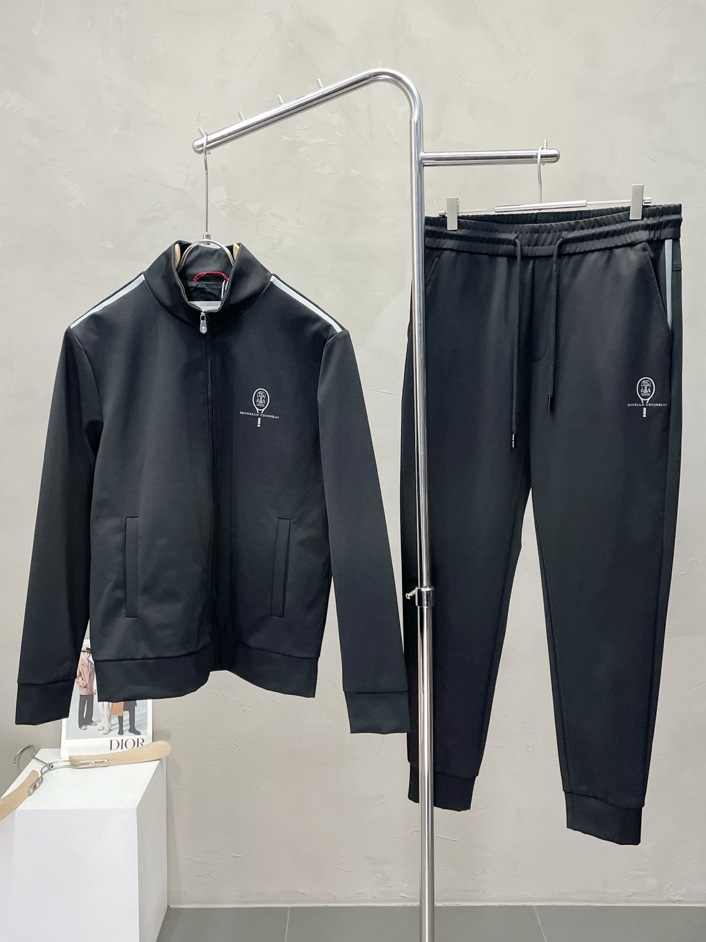 NO:516935,/Set.BC-Brunello Cucineli Brunello Cucineli exclusively for new casual sports suits High-end version!  Customized fabrics for counters are breathable and comfortable, with impeccable details, and the brand element design concept reflects high quality. The feel is delicate and soft!  It is casually cut, with a great upper body style!  Number of codes: M-3XL, brunello cucinelli, alexander wang19860909/套.BC-Brunello Cucineli 布鲁内洛·库奇内利独家专供新款休闲运动套装 高端版本！专柜定制面料 透气舒适度高,细节无可挑剔,品牌元素设计理念,体现高品质.手感细腻柔软！呈现休闲裁剪,上身版型超赞！码数: M-3XL,,brunello cucinelli,alexander wang,Men's clothing